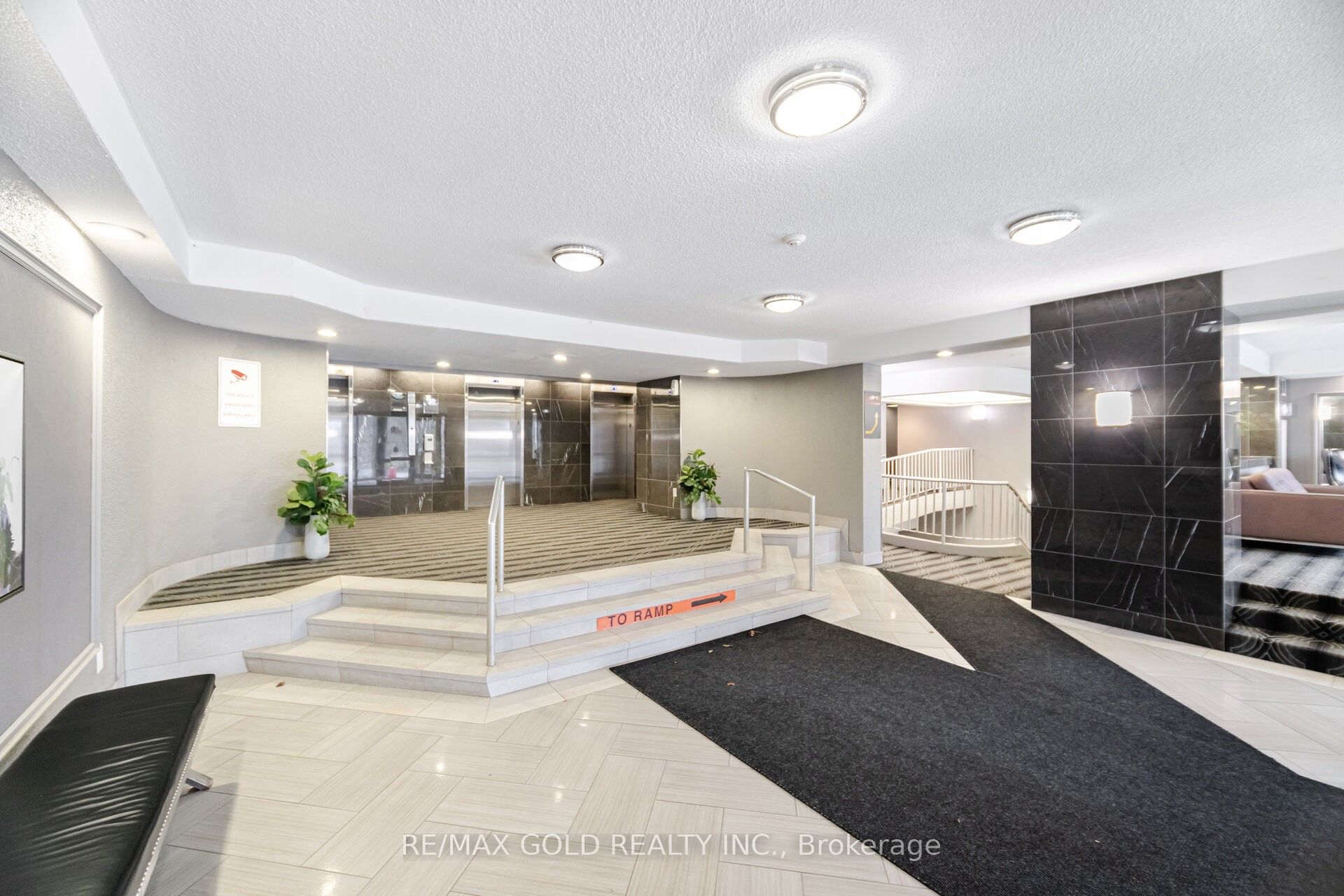 8 Lisa Street 903, Brampton, ON L6T 4S6 photo 3