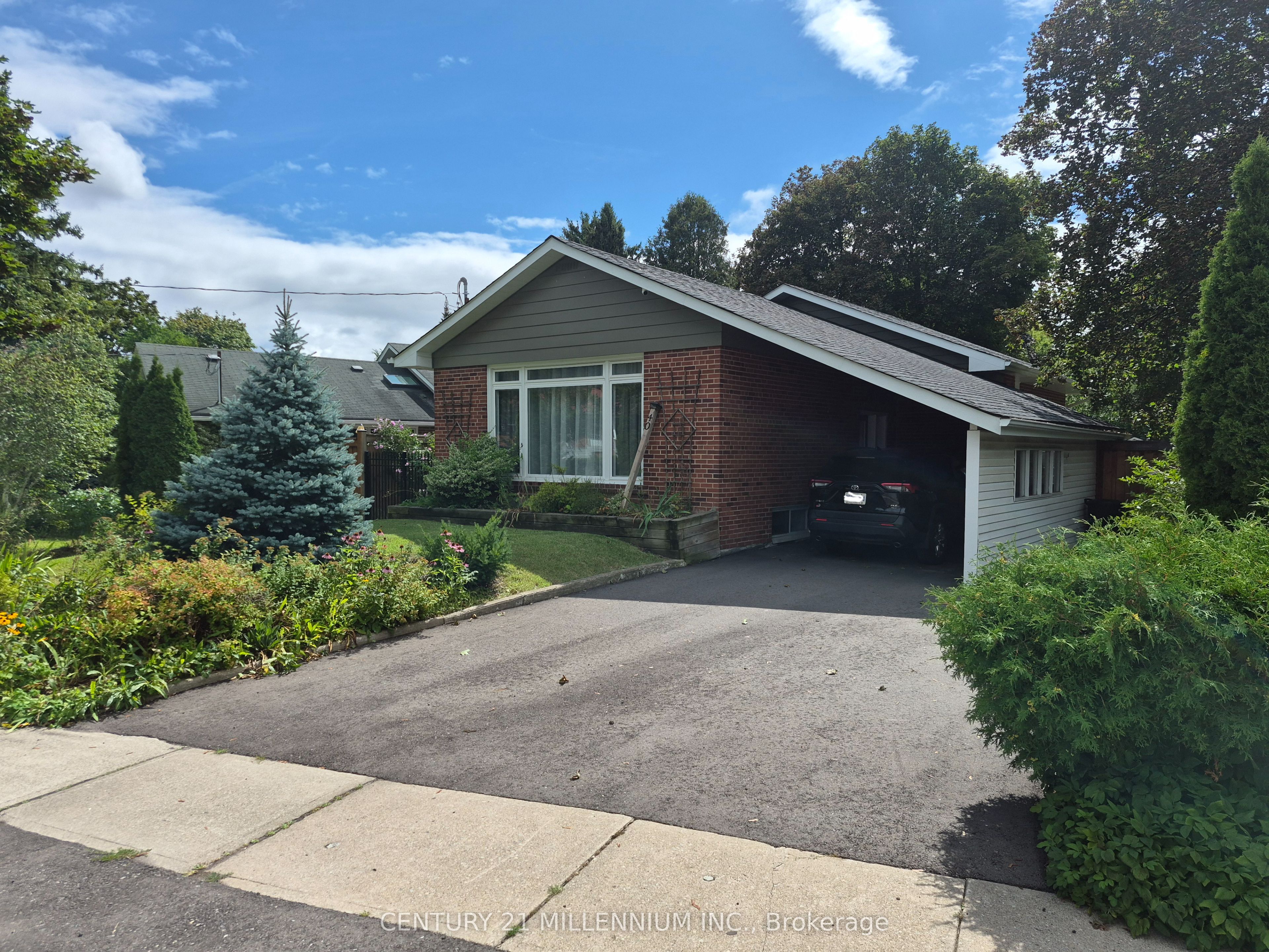 40 Meadowland Drive, Brampton, ON L6W 2R4 photo 2