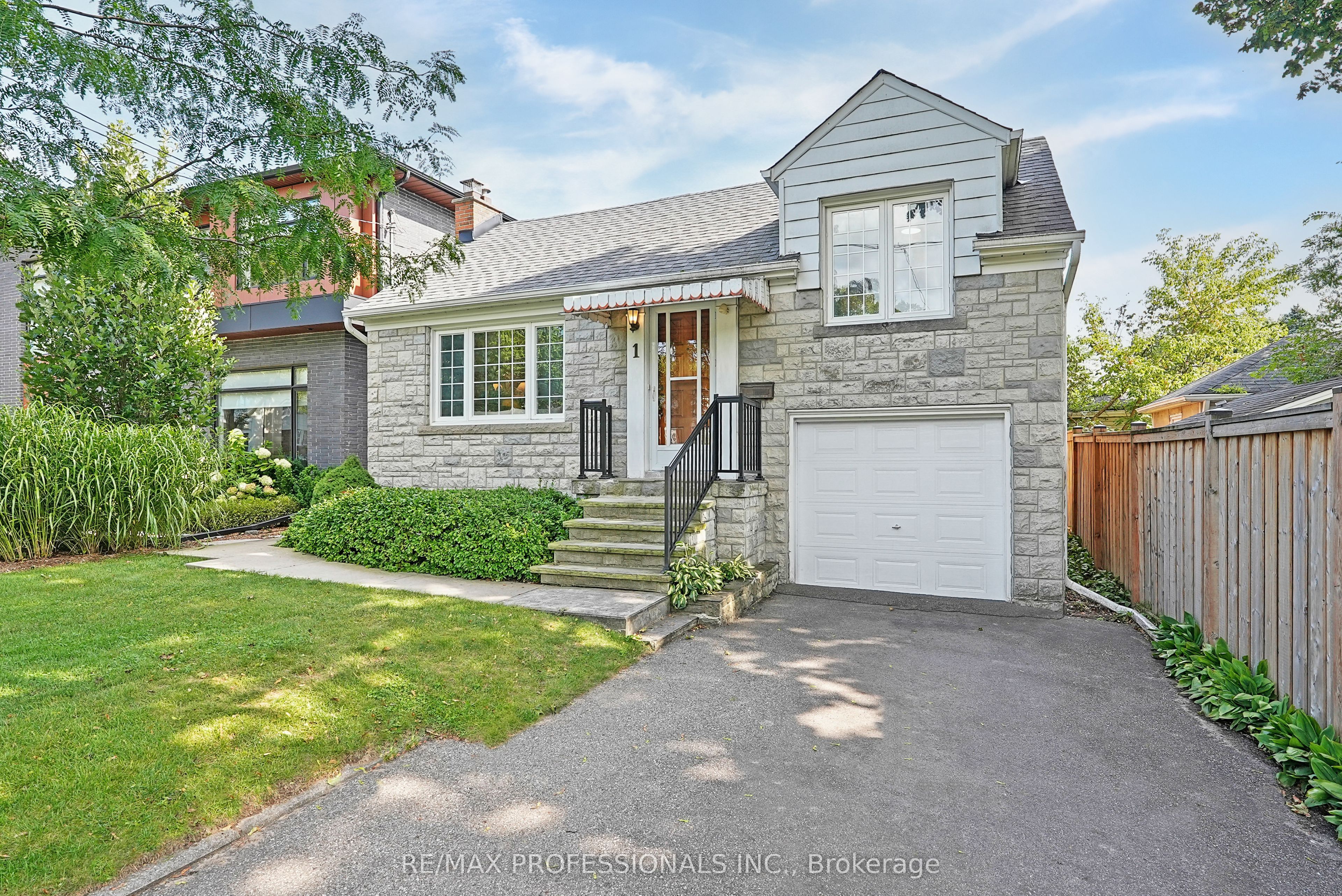 1 Bernice Avenue, Toronto, ON M8Y 1Z5
