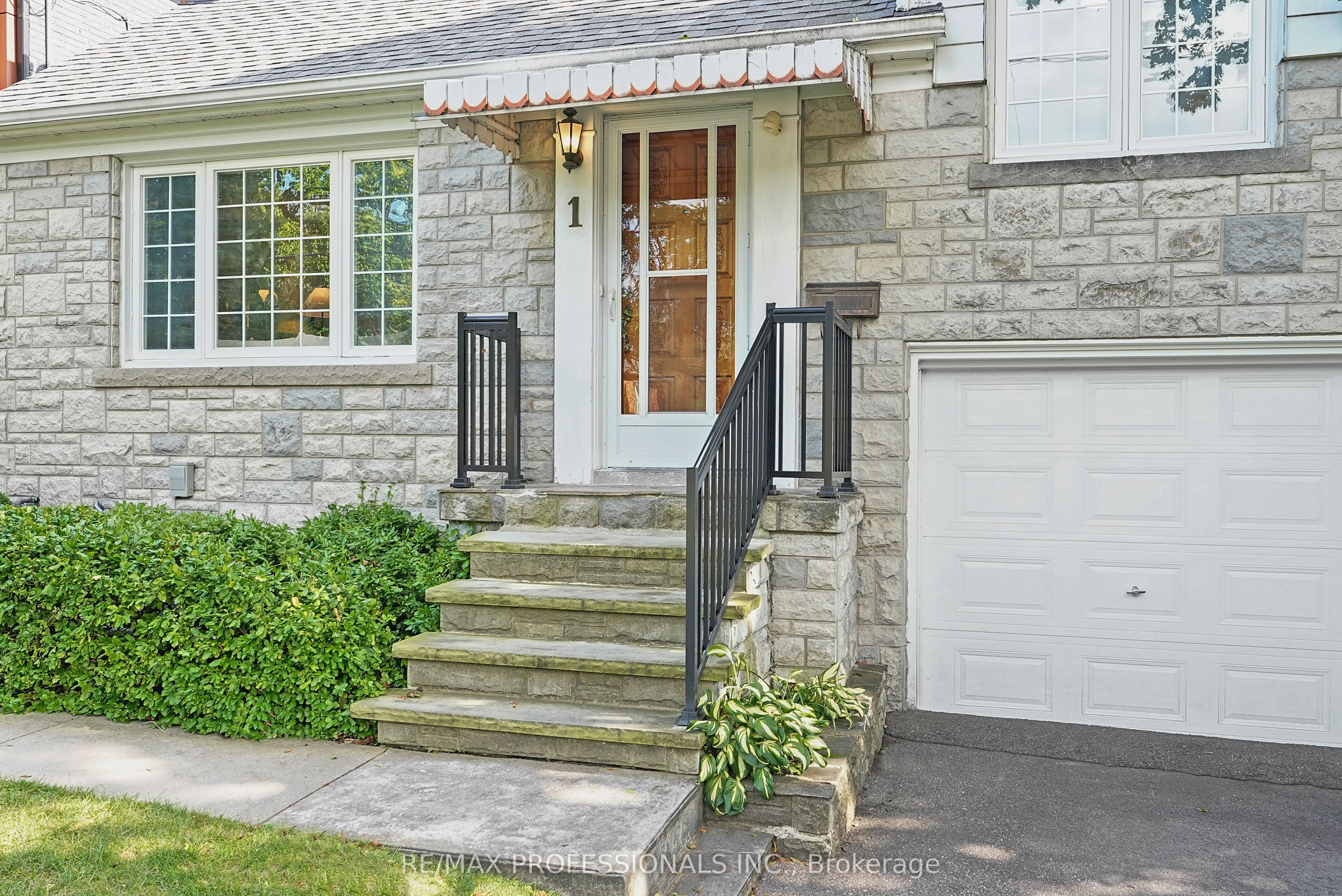 1 Bernice Avenue, Toronto, ON M8Y 1Z5 photo 2