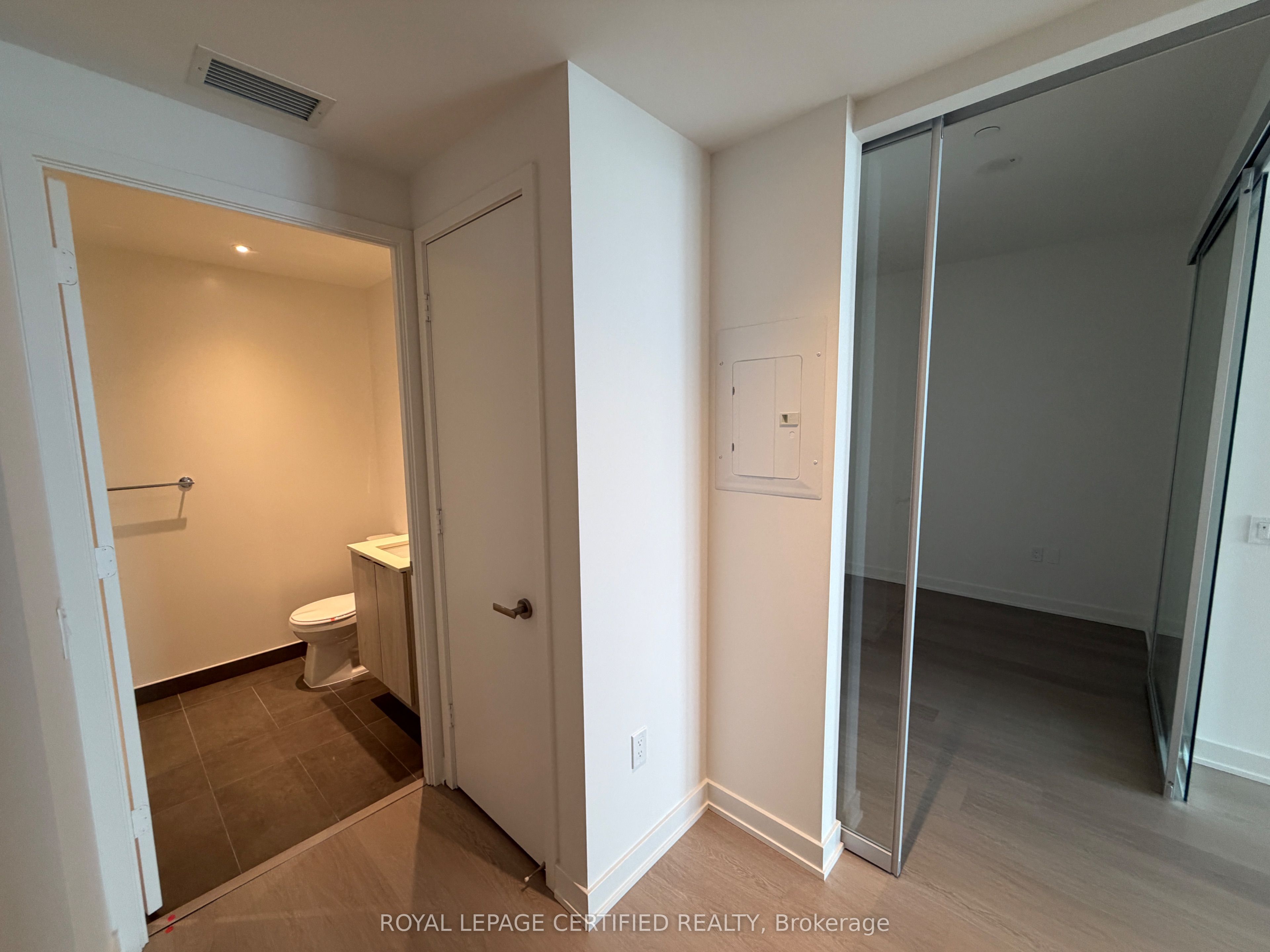 448 Burnhamthorpe Rd W 6407, Mississauga, ON L5B 0R4 photo 3