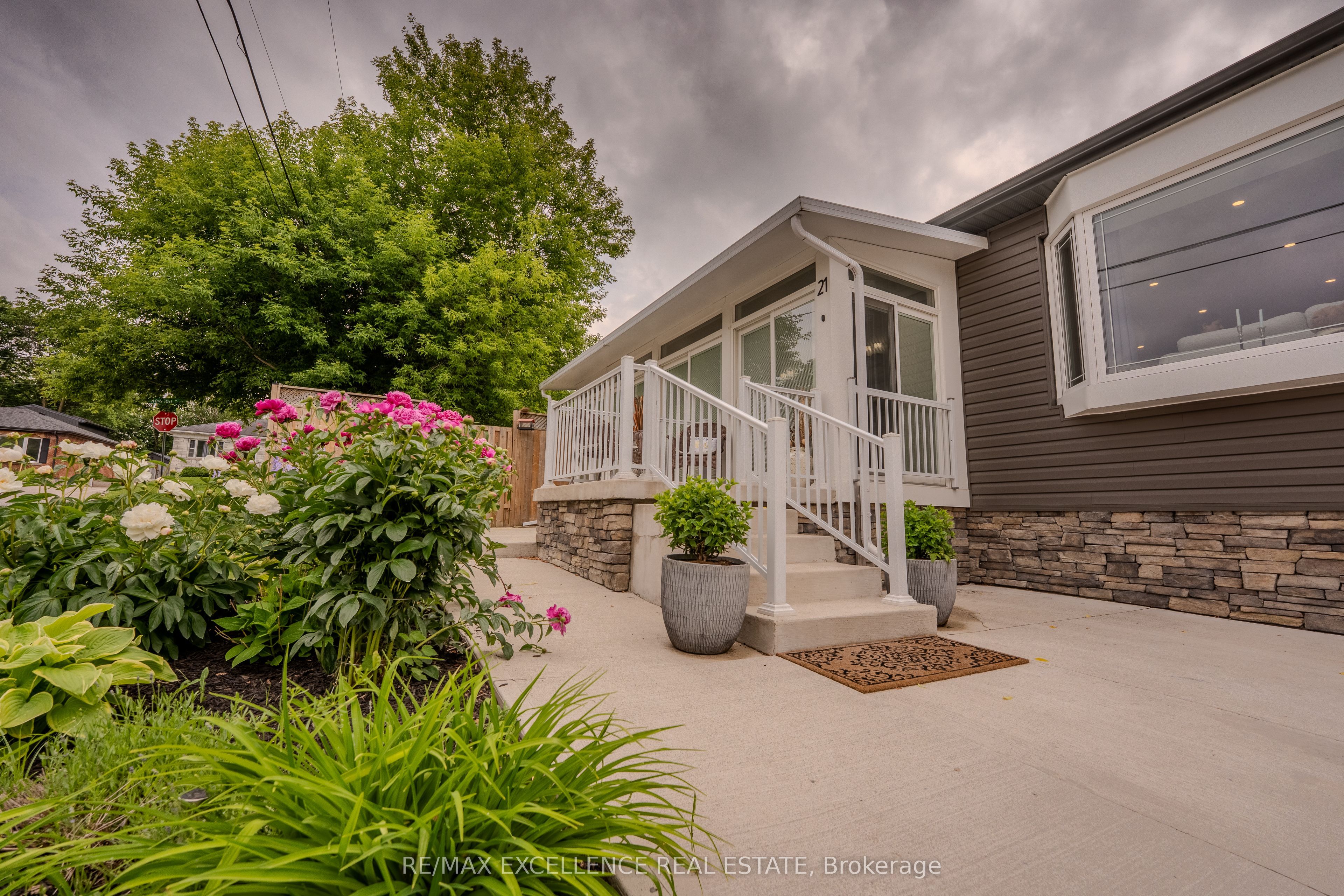 21 Elizabeth Street, Halton Hills, ON L7G 3K1 photo 2