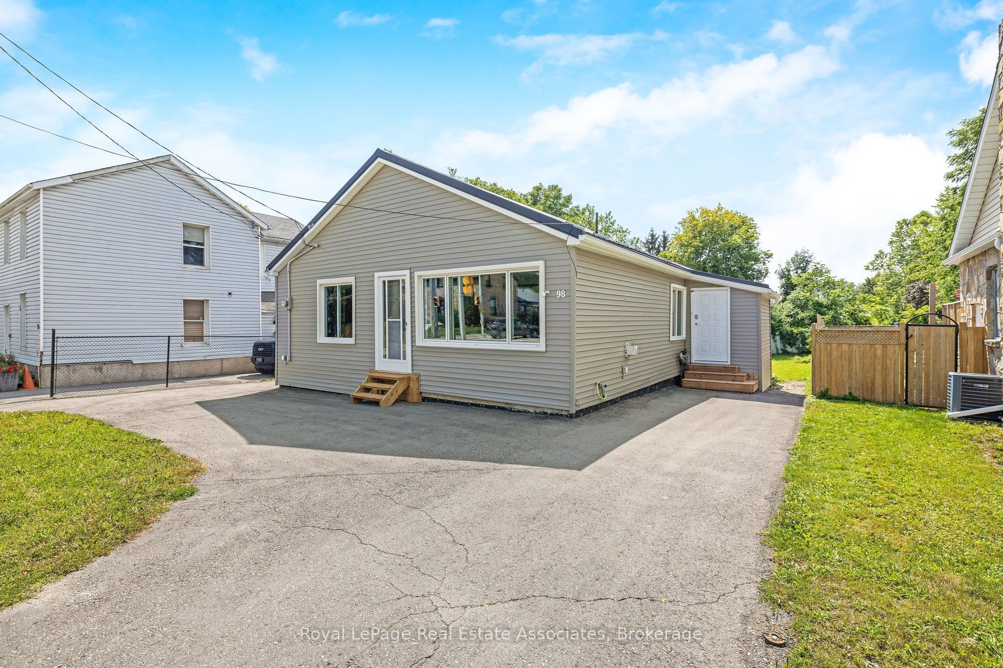 98 Main Street N, Halton Hills, ON L7J 1W2 photo 3