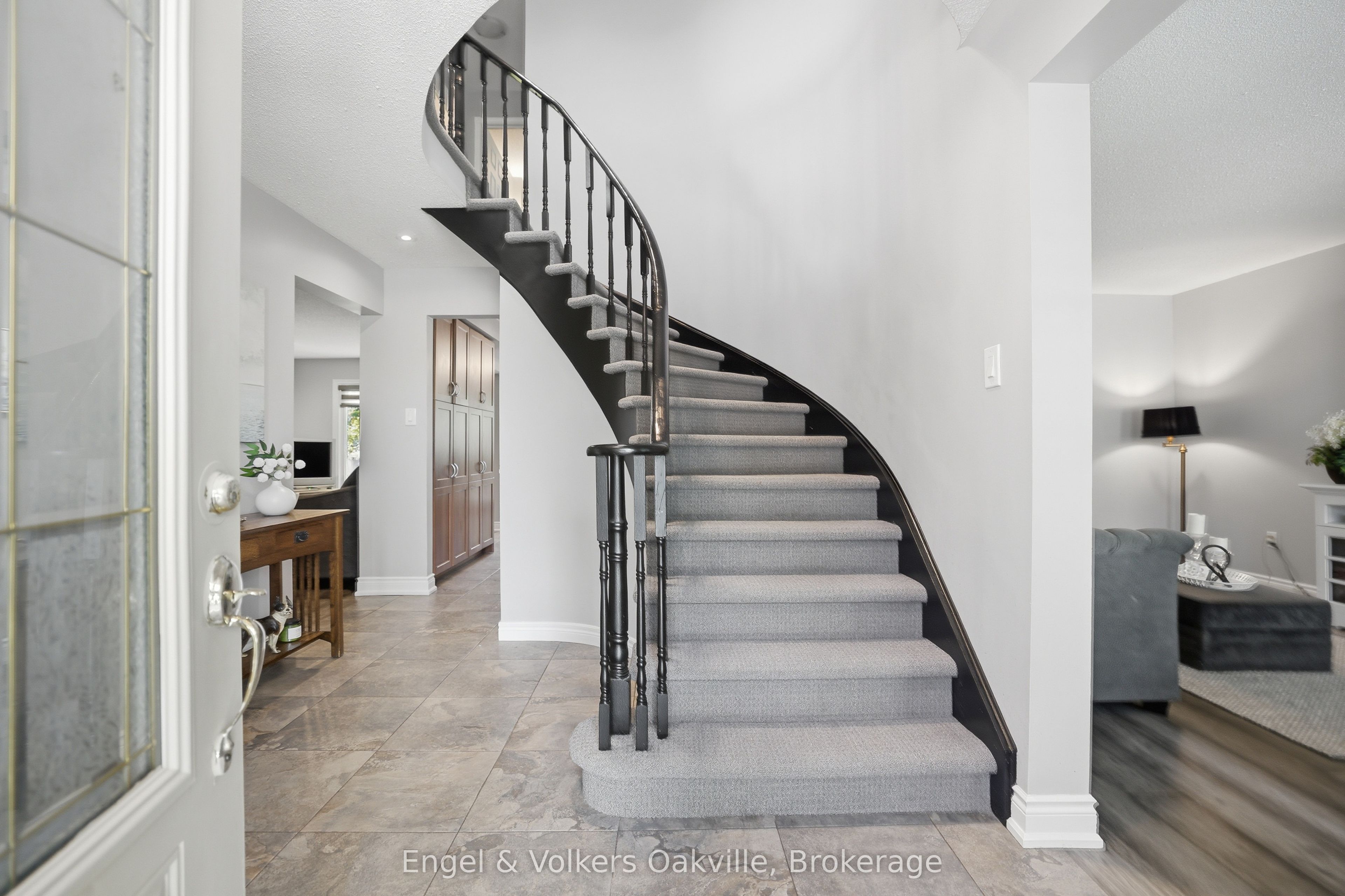 1245 Creekside Drive, Oakville, ON L6H 4Y8 photo 2