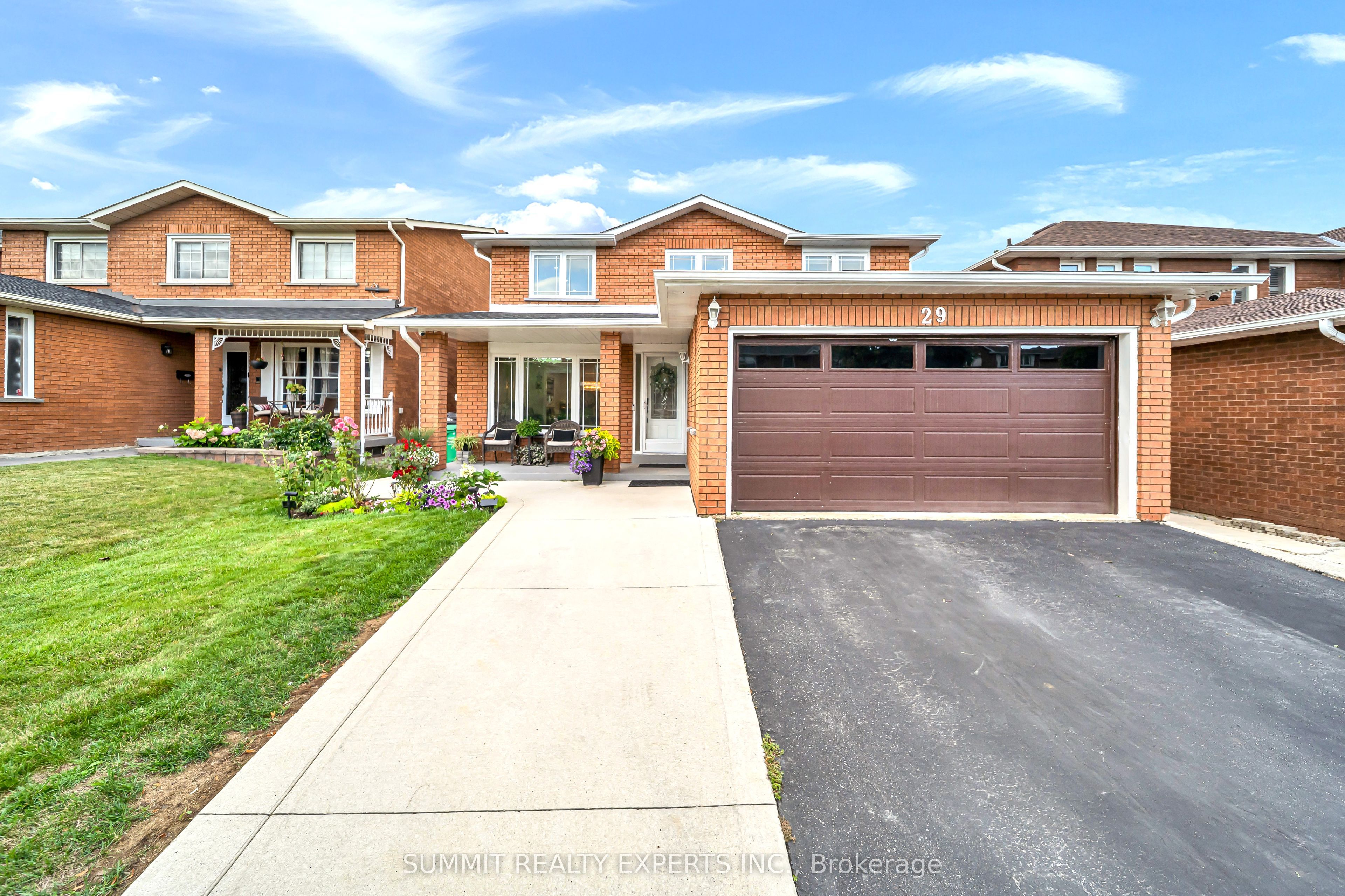 29 Coronation Circle, Brampton, ON L6Z 4A9 photo 2