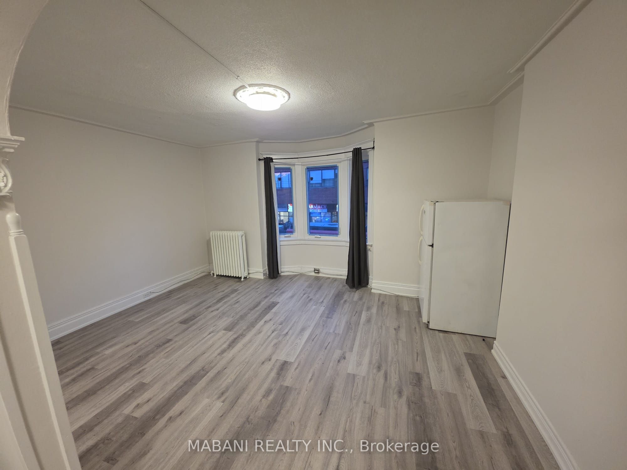2239 Dundas Street W, Toronto, ON M6R 1X6
