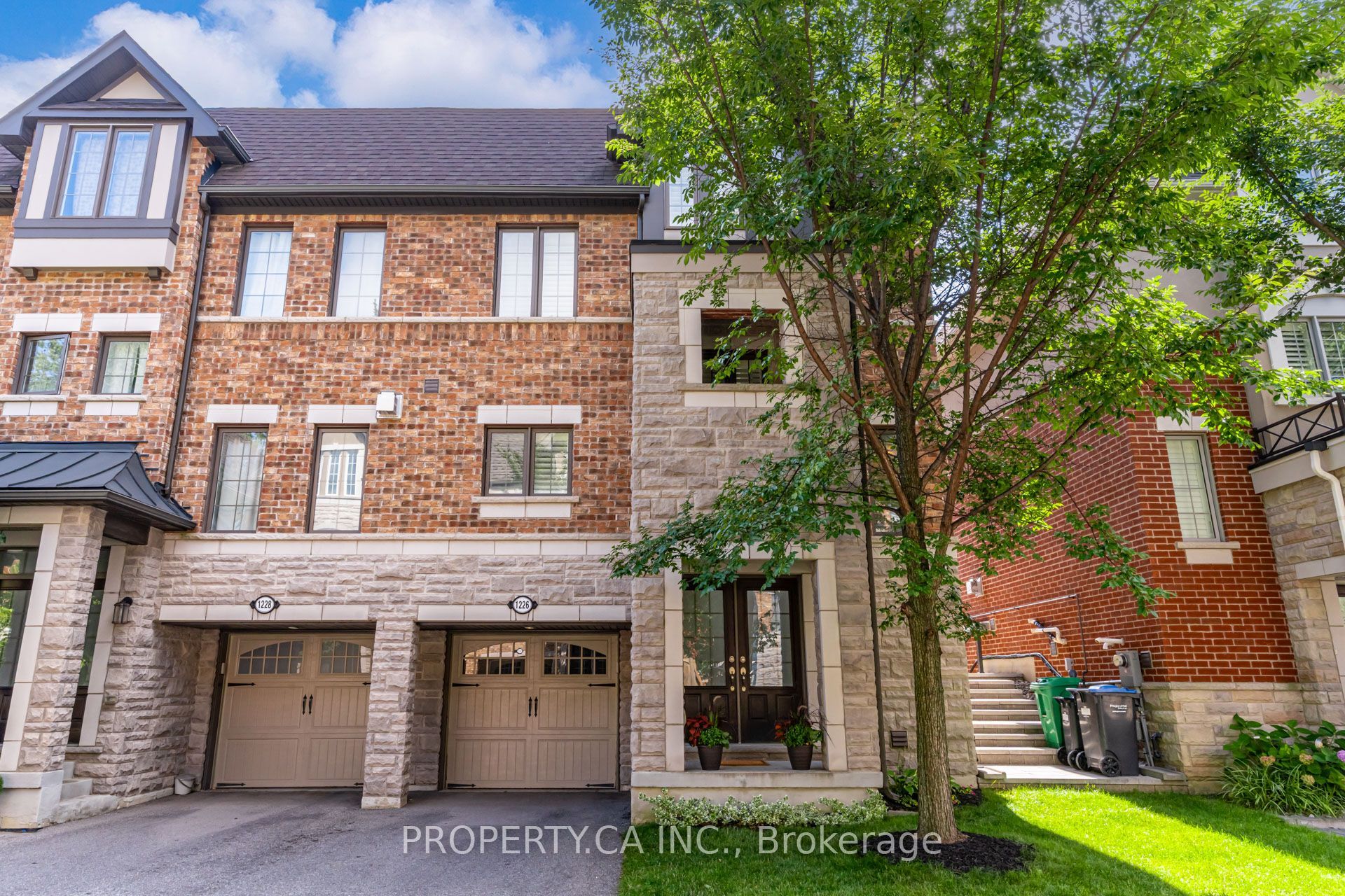 1226 Azinger Lane, Mississauga, ON L5E 0A7 photo 2