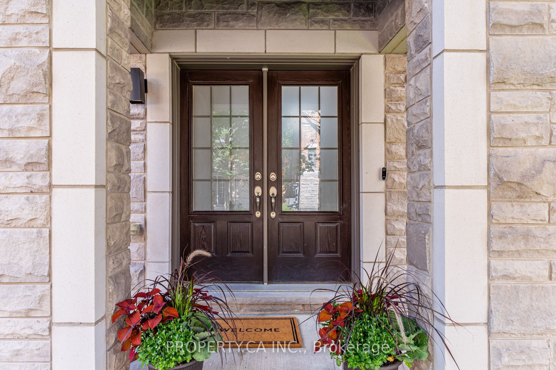 1226 Azinger Lane, Mississauga, ON L5E 0A7 photo 3