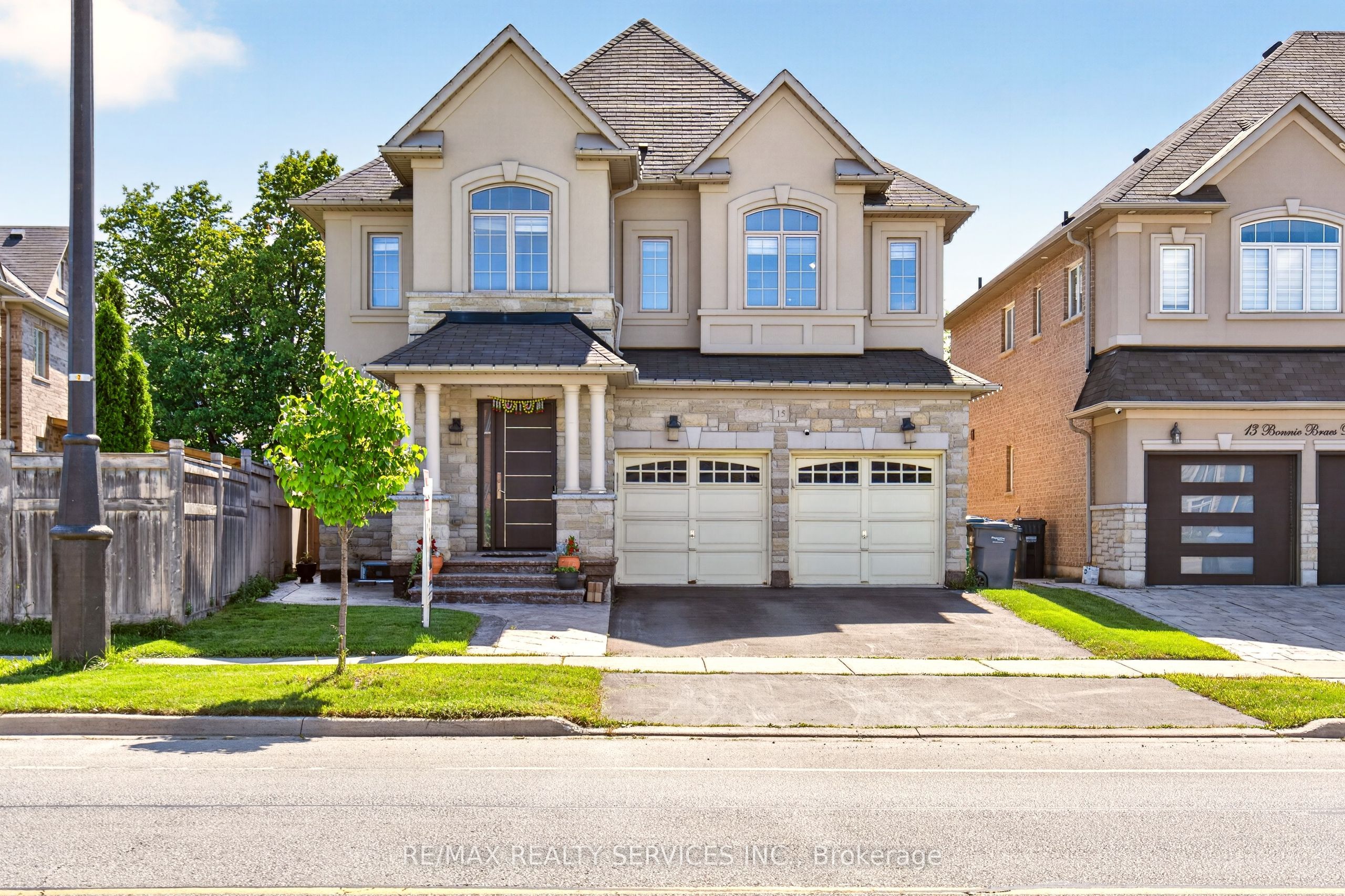 15 Bonnie Braes Drive, Brampton, ON L6Y 0X5 photo 2