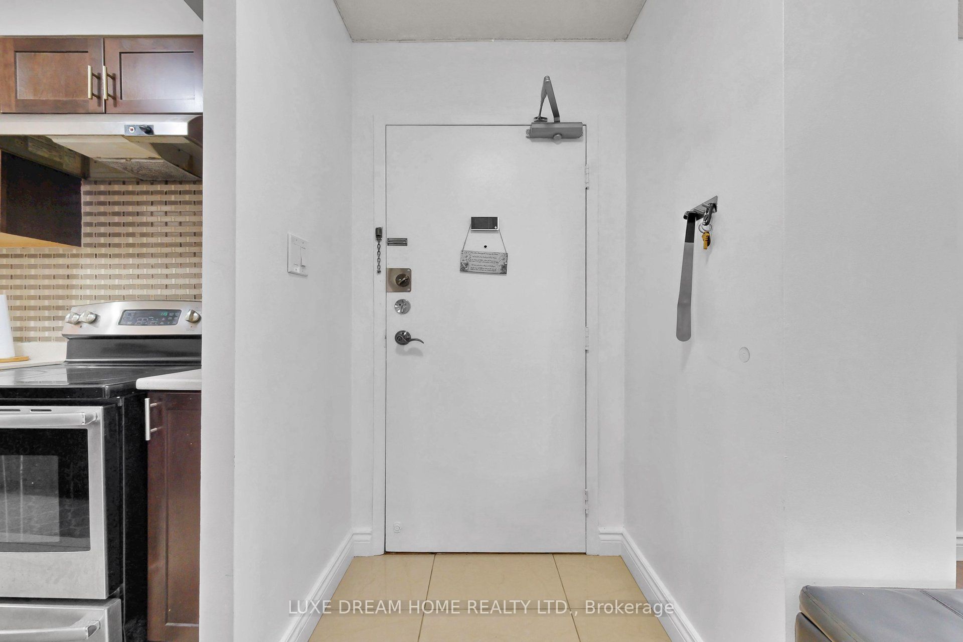 370 Dixon Road 409, Toronto, ON M9R 1T2 photo 4