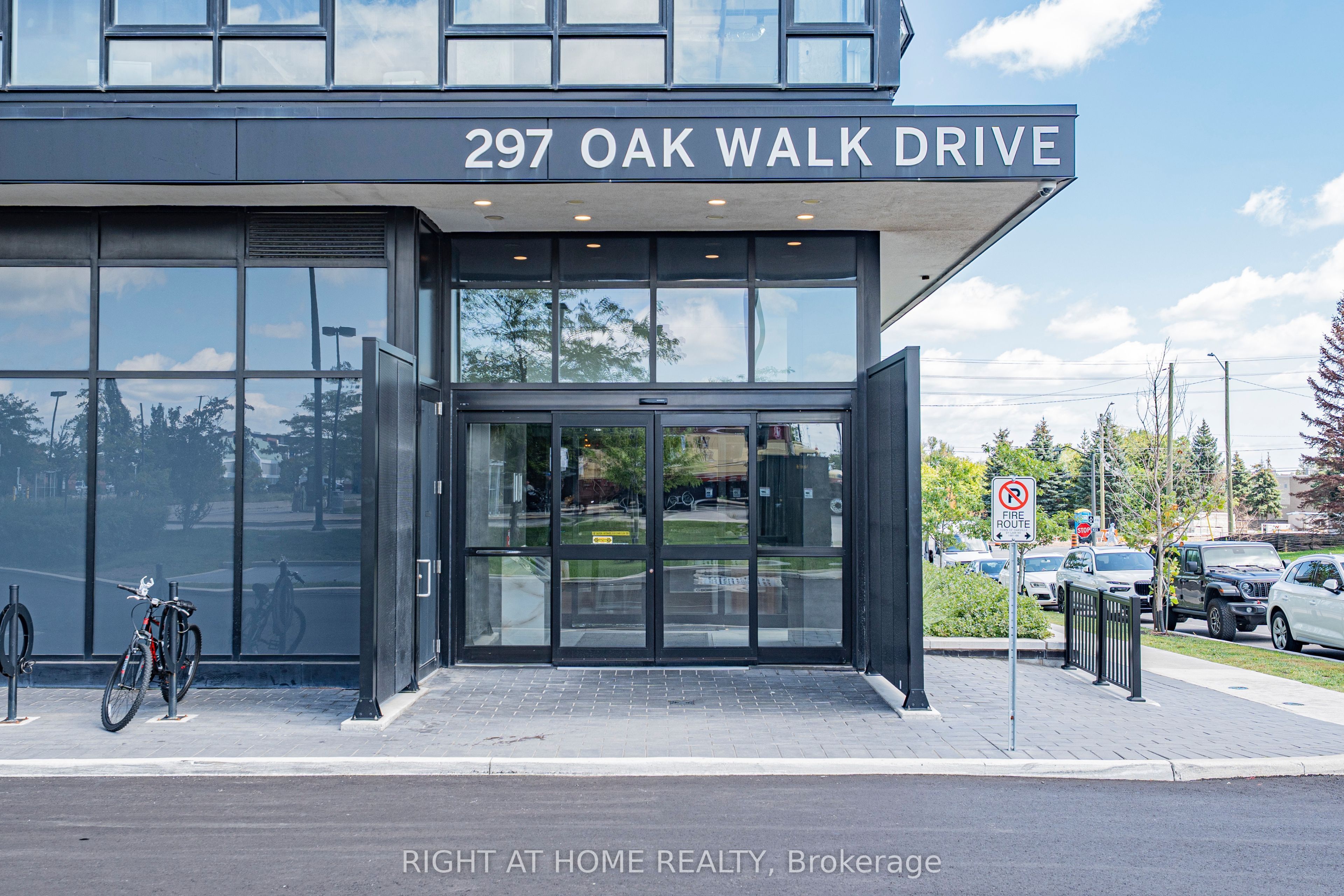 297 Oak Walk Drive 1208, Oakville, ON L6H 3R6 photo 3