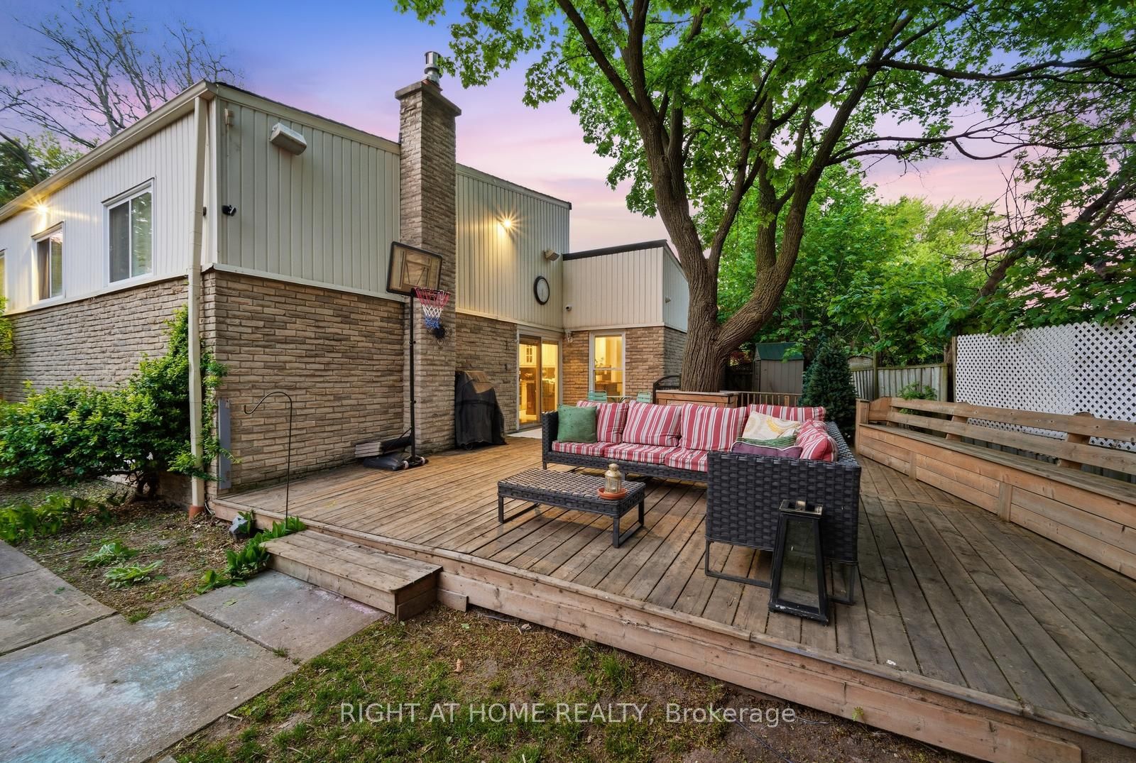 6415 Dunray Court, Mississauga, ON L5N 1E7 photo 3