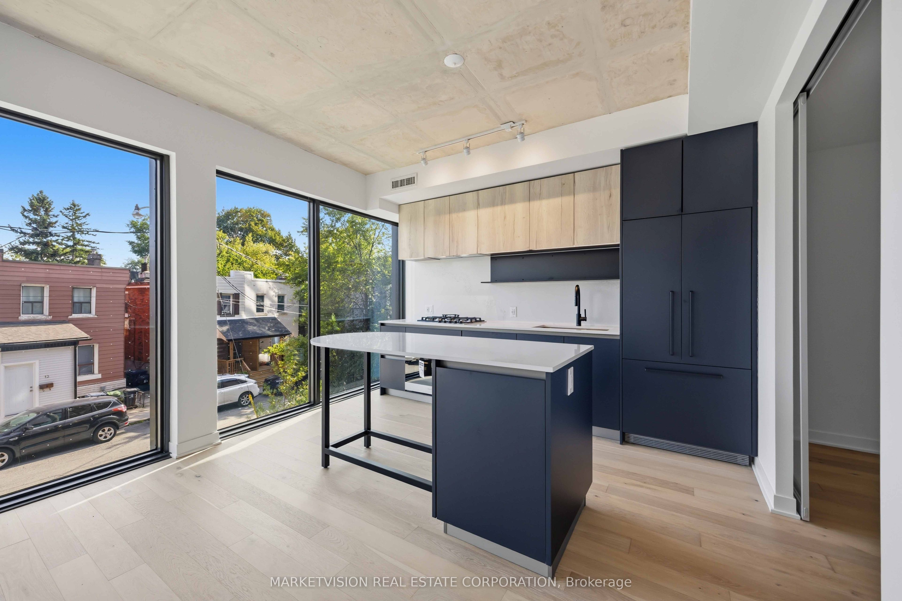 2625 Dundas Street W 204, Toronto, ON M6P 0C5 photo 2