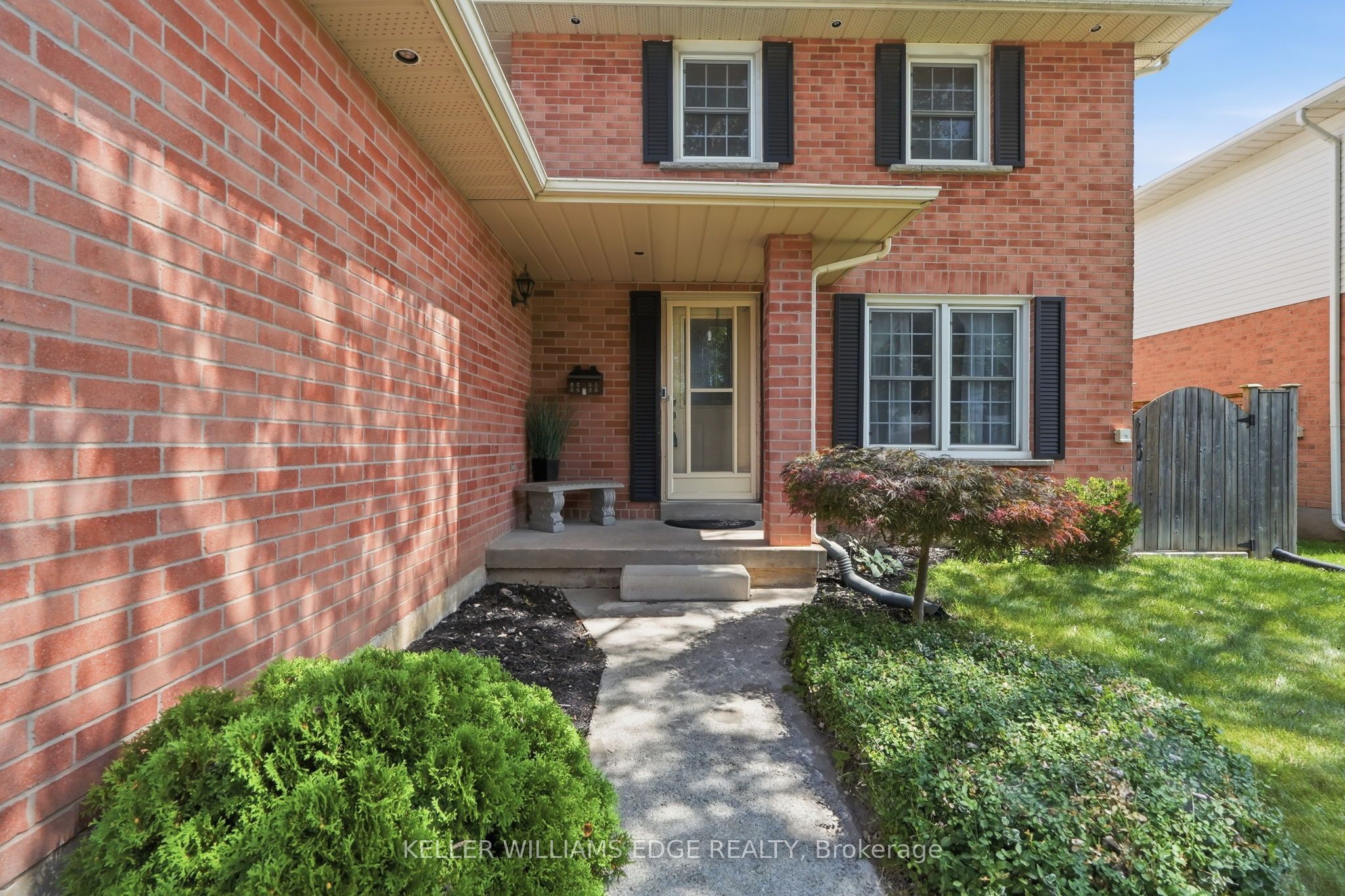 2055 Hunters Wood Drive, Burlington, ON L7M 2T9 photo 2