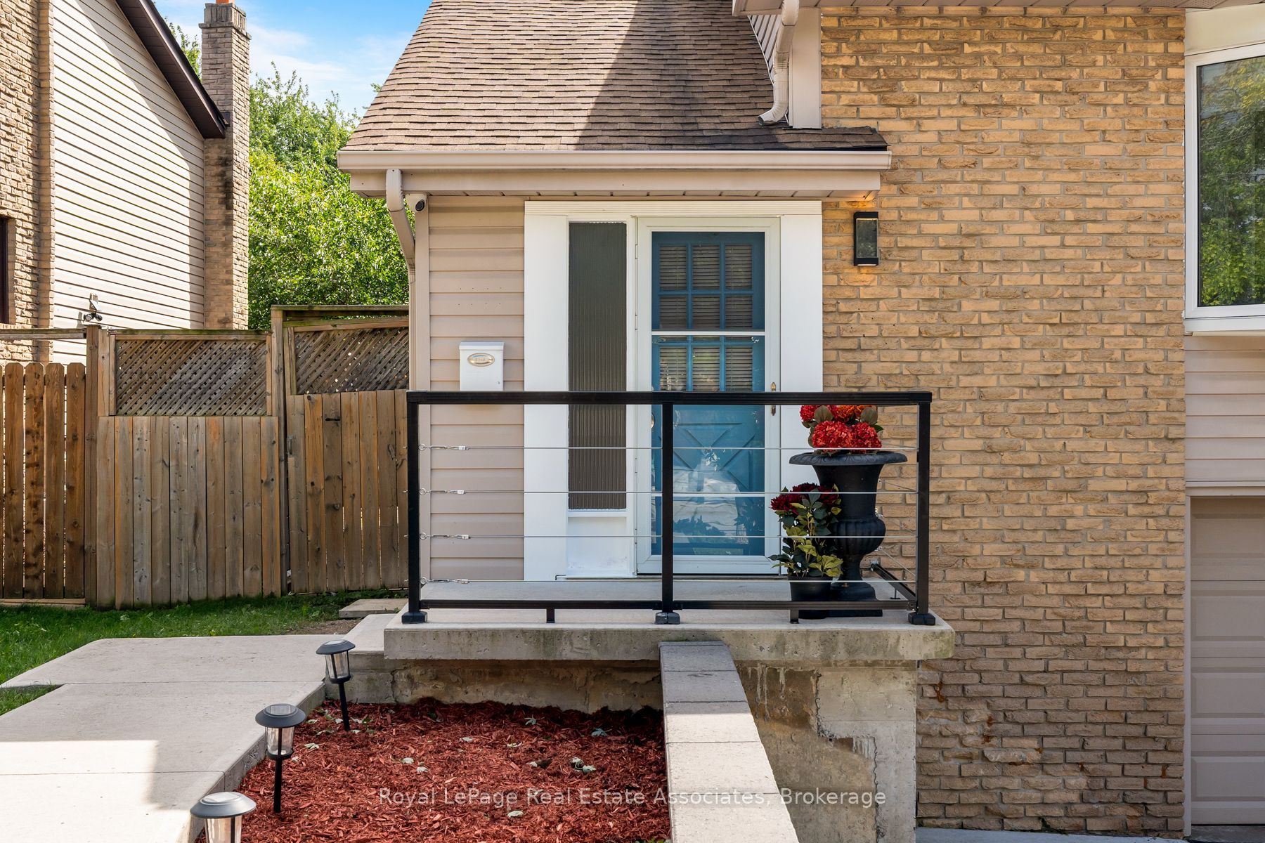 2727 Bucklepost Crescent, Mississauga, ON L5N 1X6 photo 3