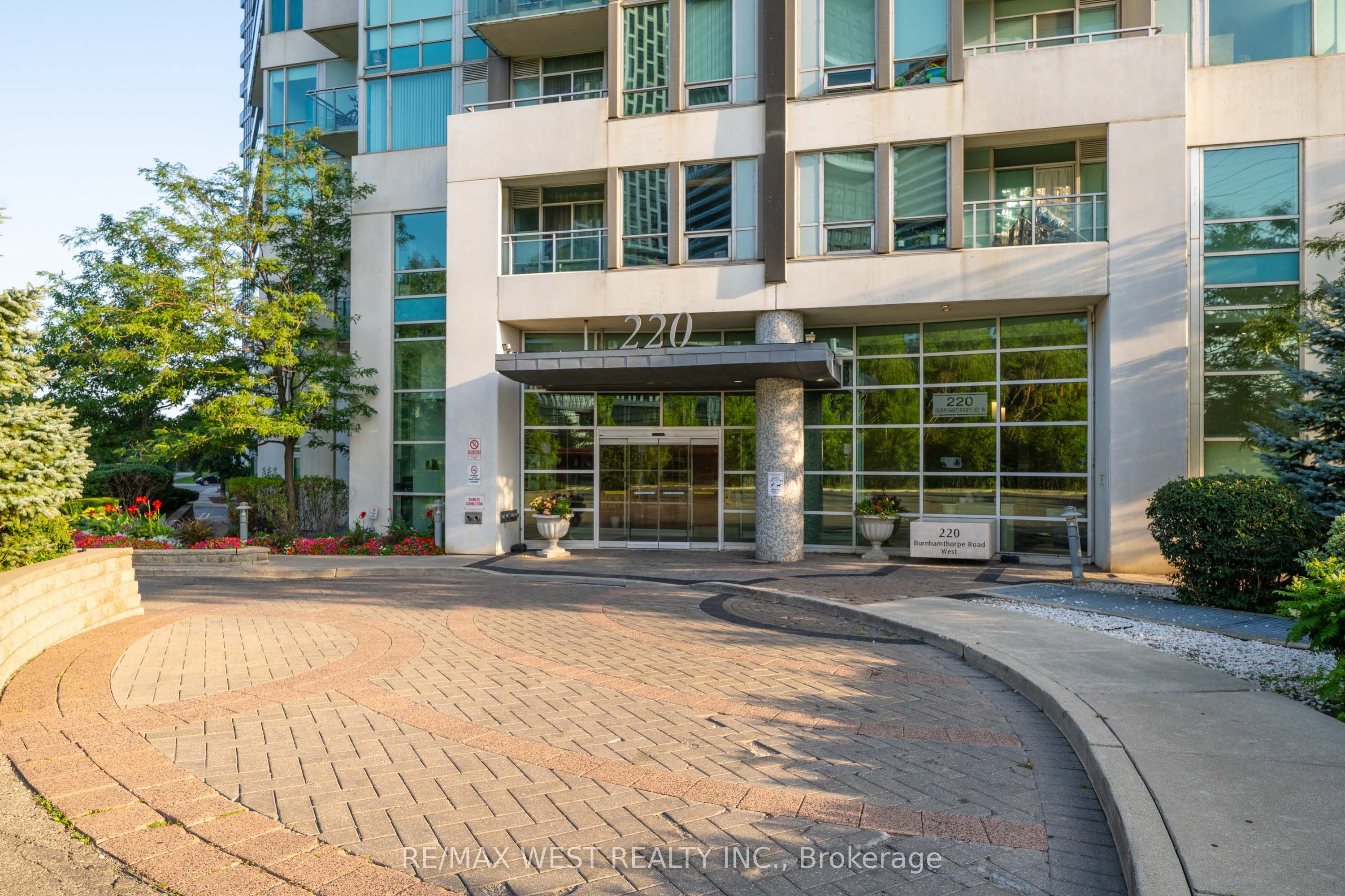 220 Burnhamthorpe Road W 1710, Mississauga, ON L5B 4N4 photo 3