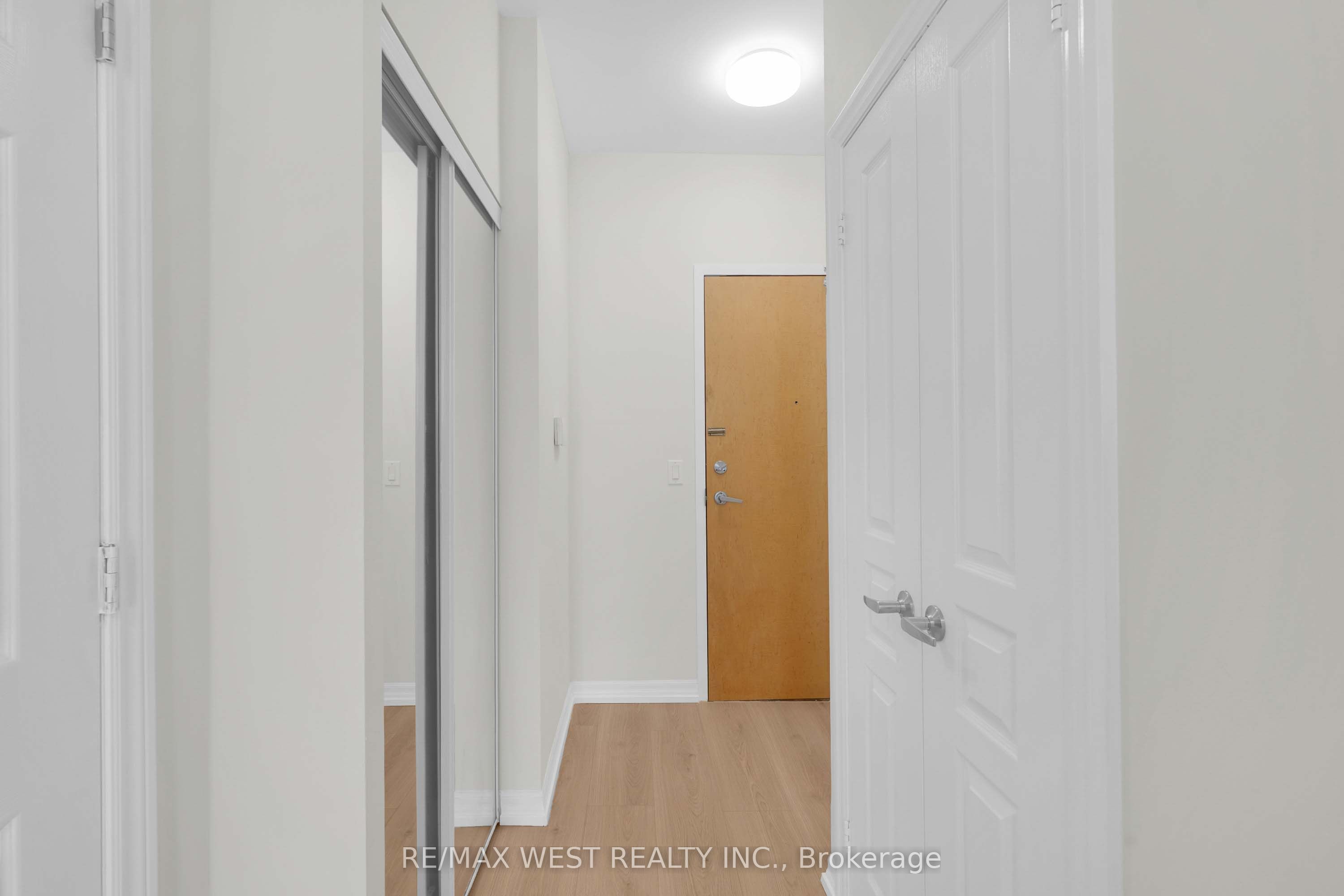 220 Burnhamthorpe Road W 1710, Mississauga, ON L5B 4N4 photo 5