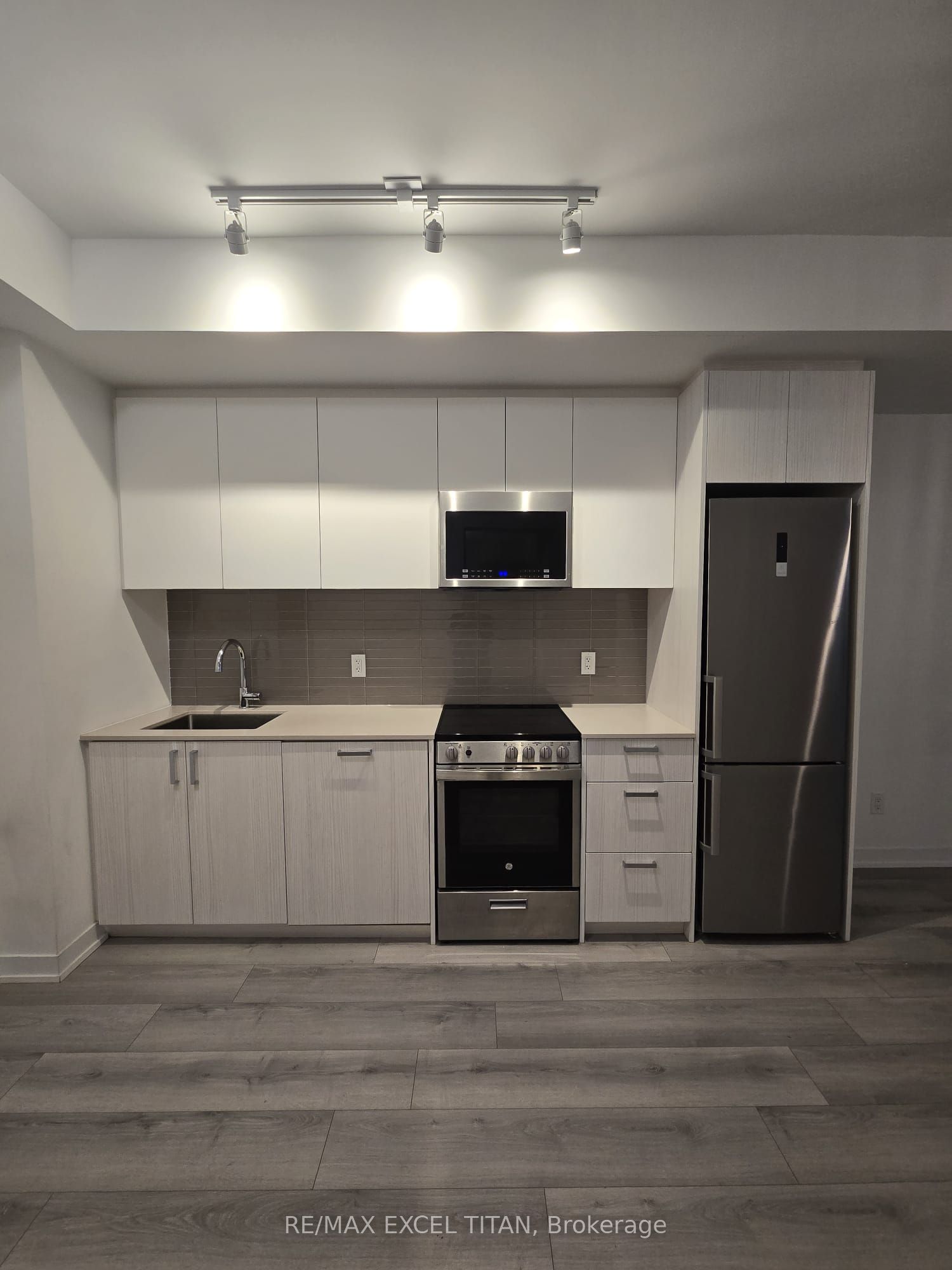 1787 St Clair Avenue W 508, Toronto, ON M6N 0B7 photo 2