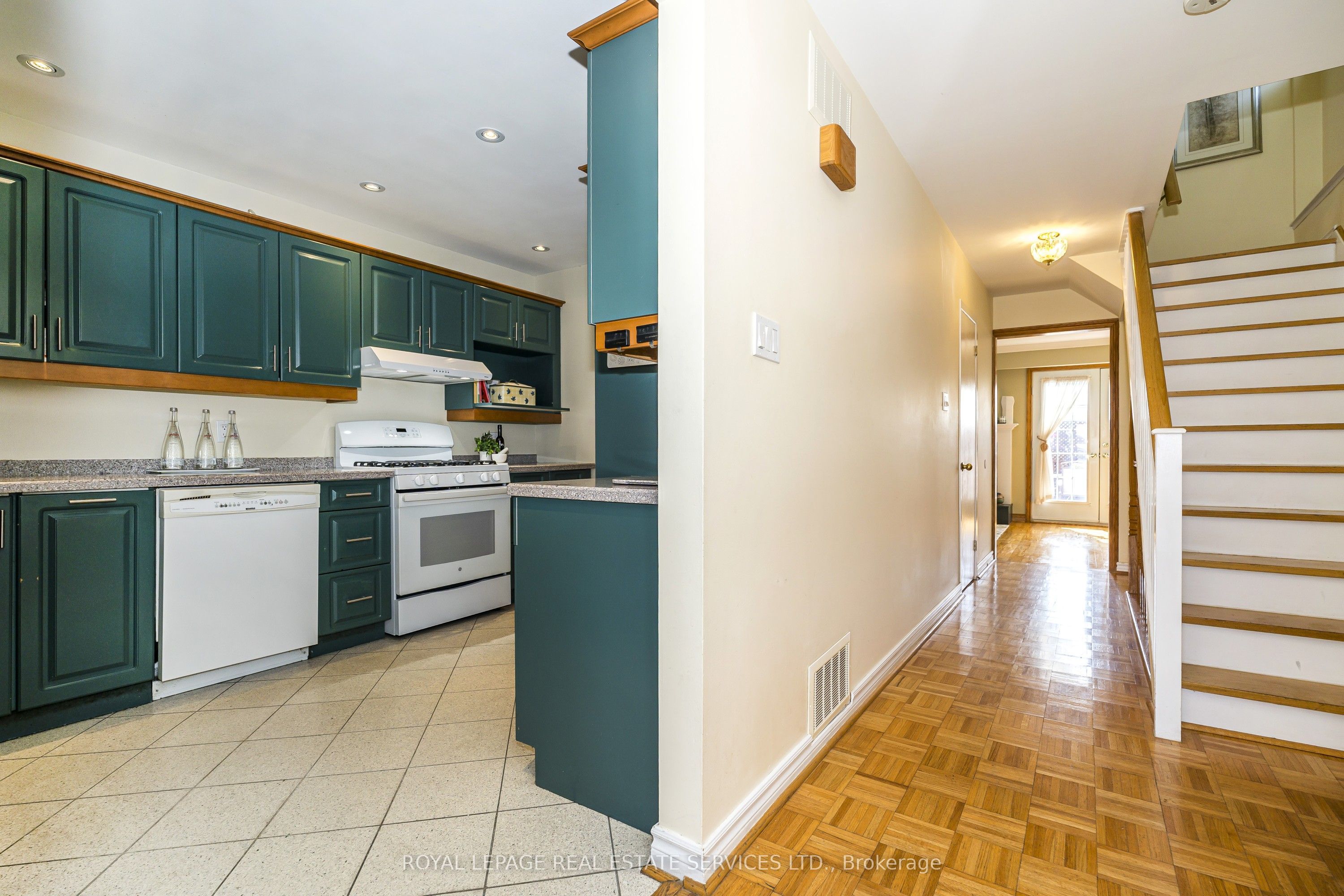 336 Queen Street S 3, Mississauga, ON L5M 1M2 photo 3