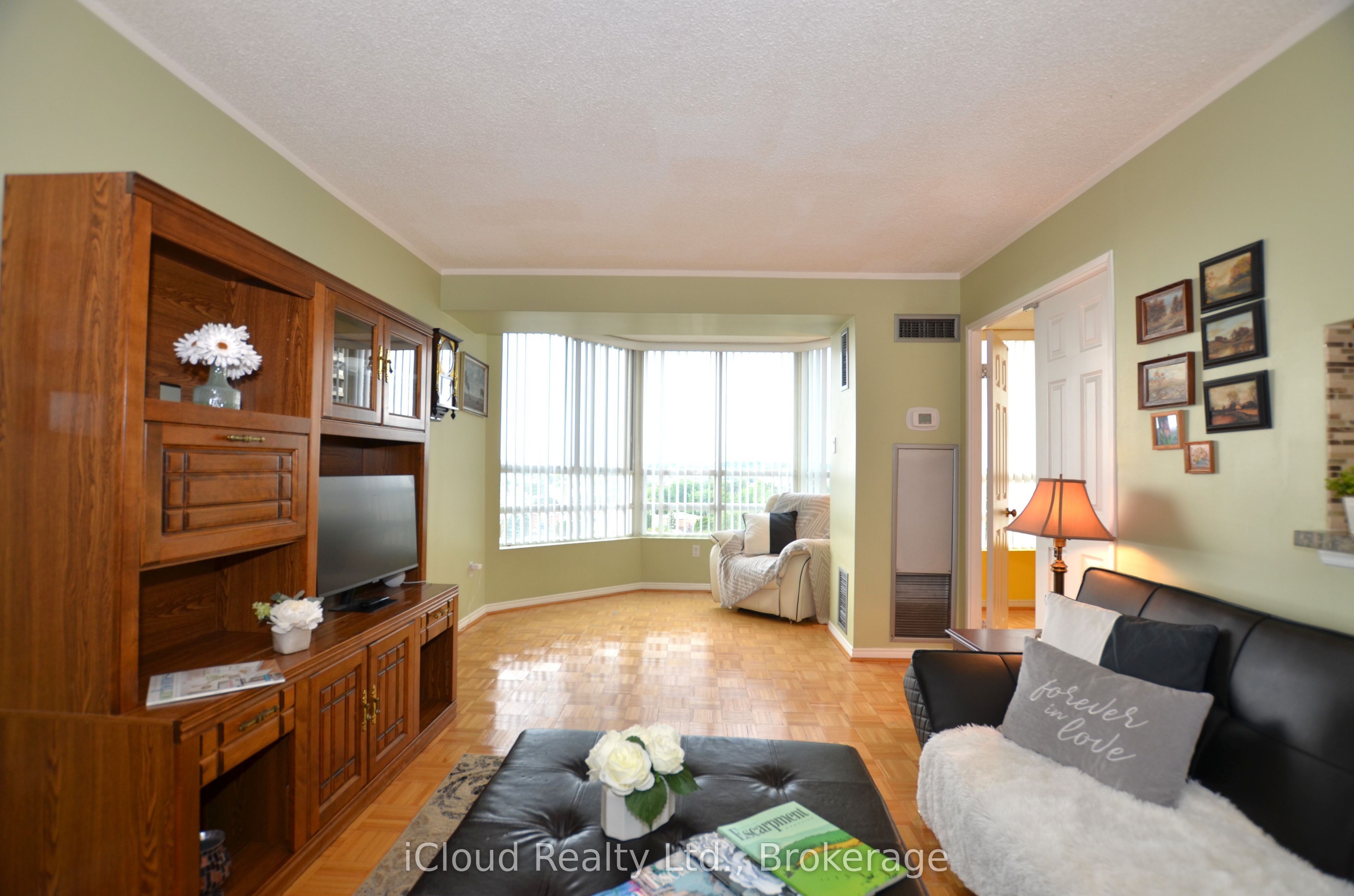 50 Kingsbridge Garden Circle 915, Mississauga, ON L5R 1Y2 photo 4