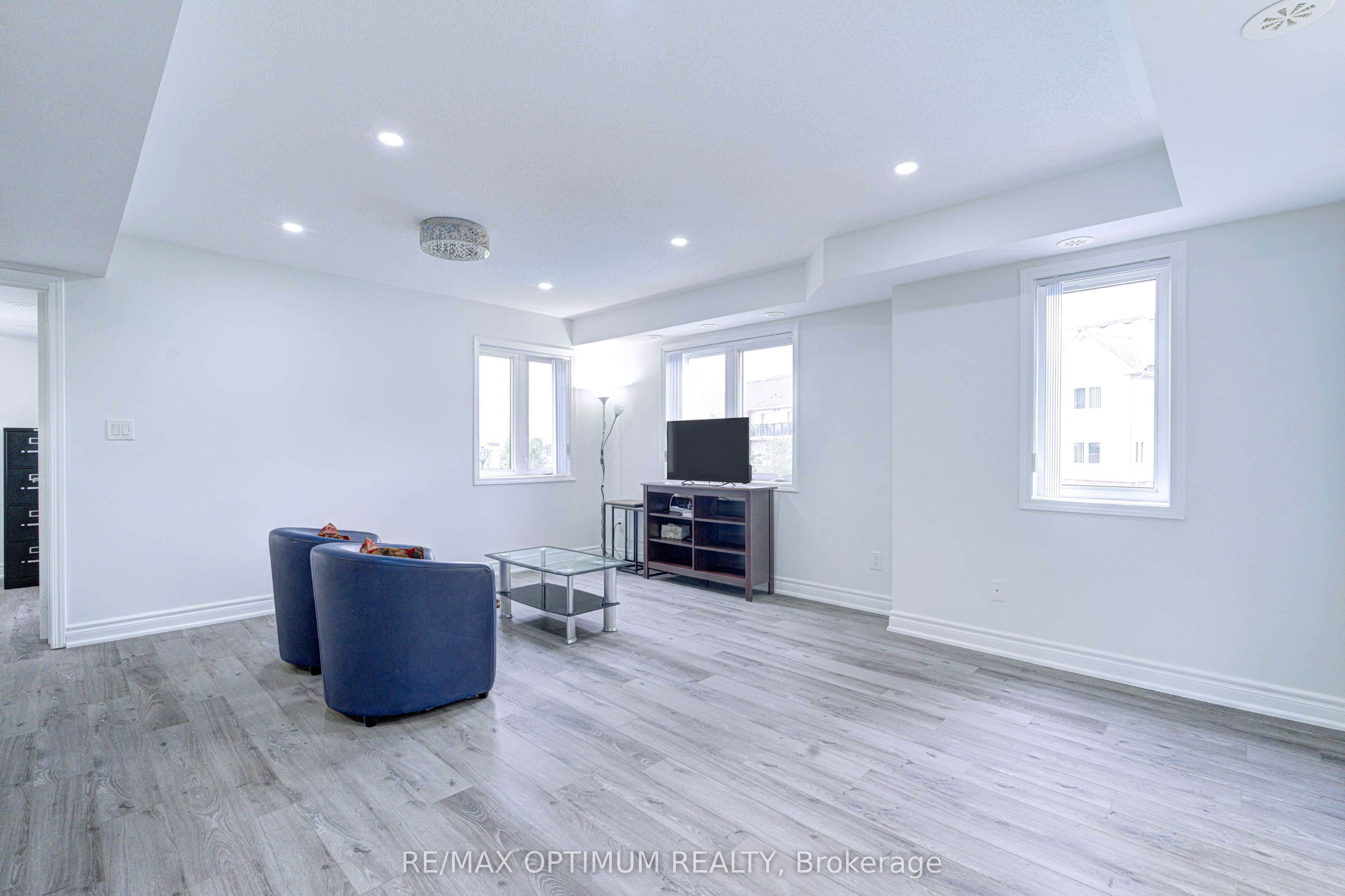 250 Sunny Meadow Boulevard 303, Brampton, ON L6R 3Y6 photo 4