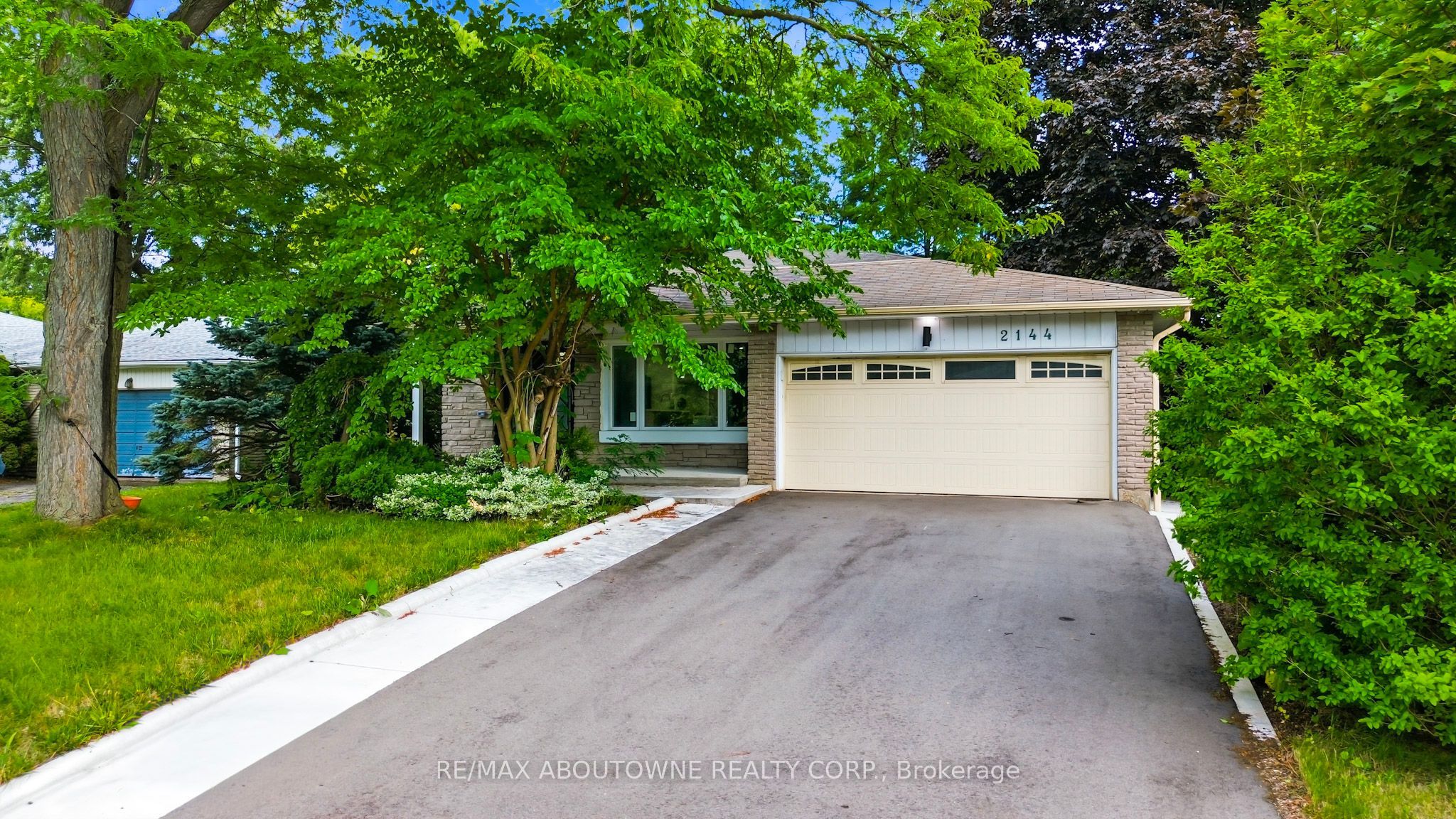 2144 Rebecca Street, Oakville, ON L6L 2A5
