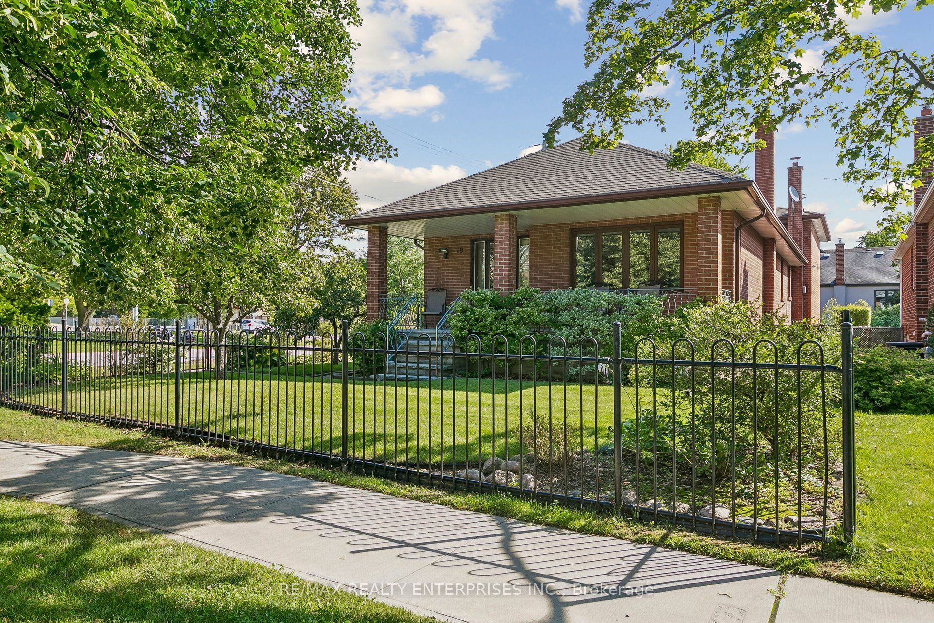 19 Coules Court, Toronto, ON M8W 2N8 photo 2