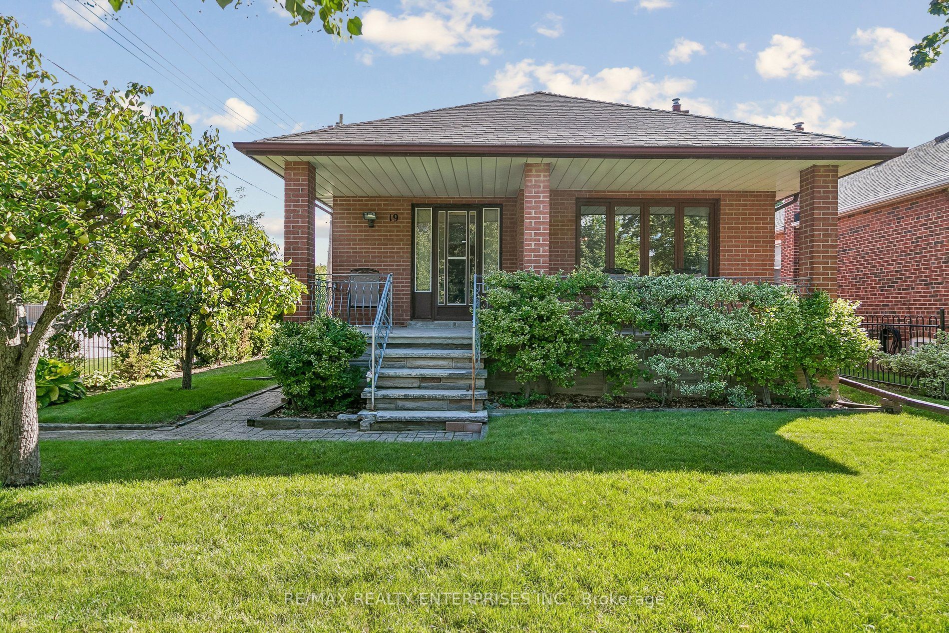 19 Coules Court, Toronto, ON M8W 2N8 photo 3