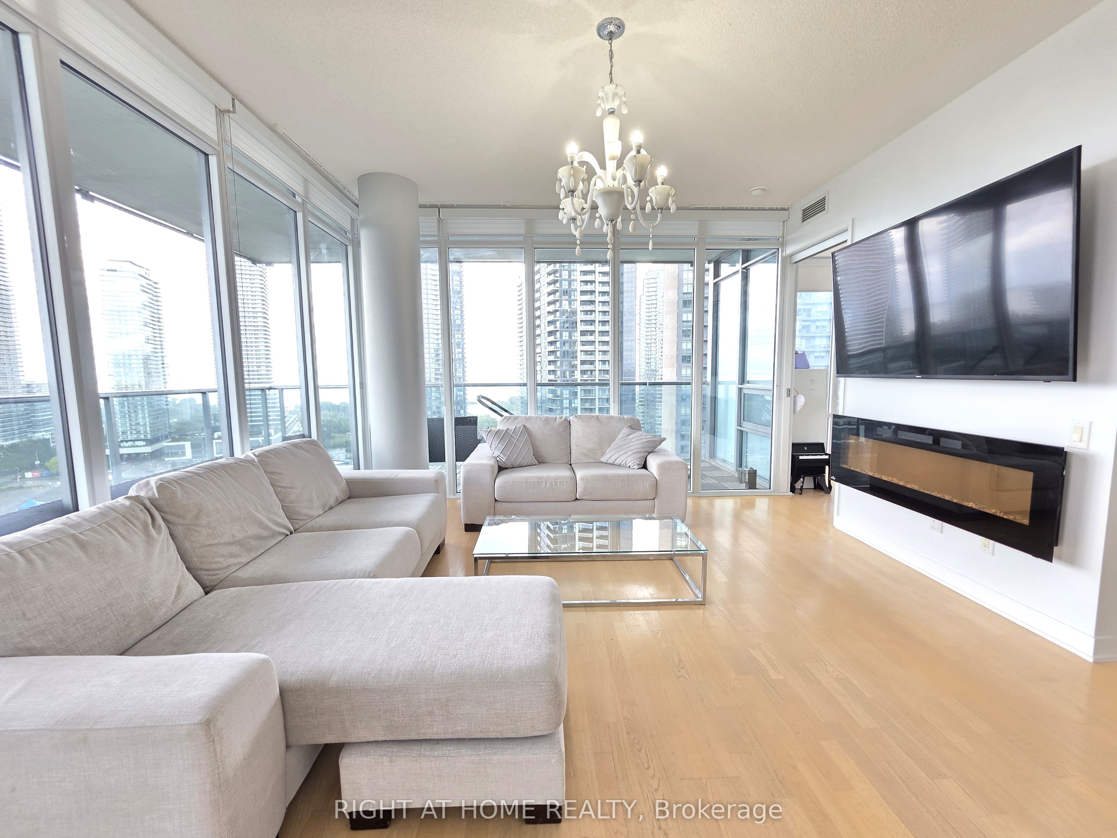 90 Park Lawn Road 2108, Toronto, ON M8Y 0B6 photo 2
