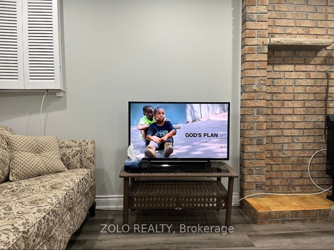 3402 Frobex Court, Mississauga, ON L5C 2B5