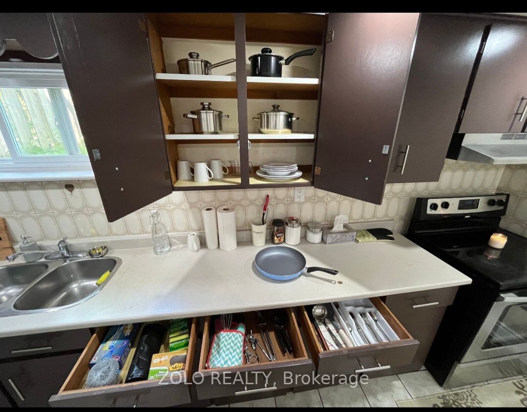 3402 Frobex Court, Mississauga, ON L5C 2B5 photo 2