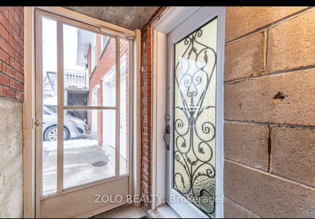 3402 Frobex Court, Mississauga, ON L5C 2B5 photo 3
