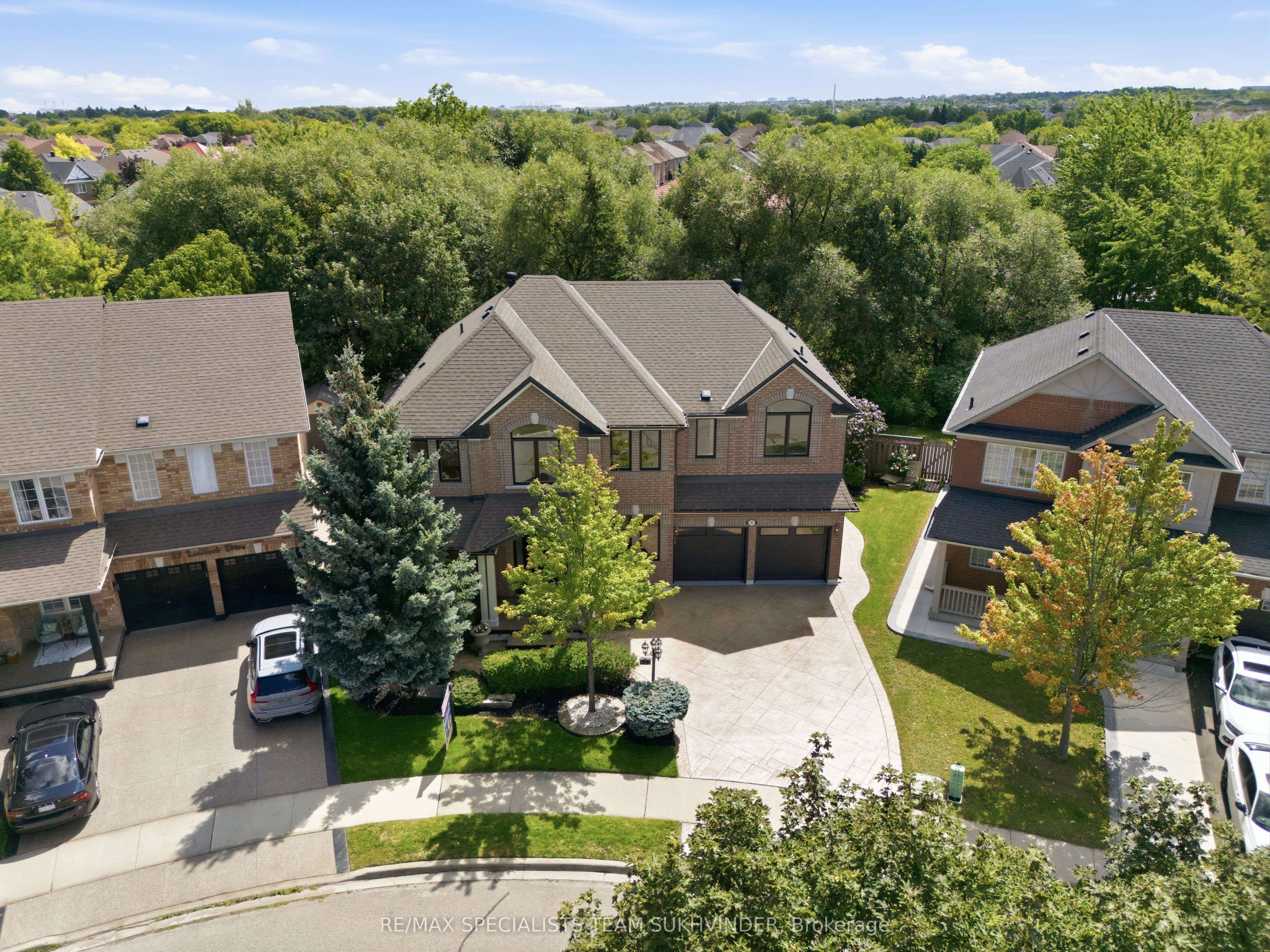 31 Linstock Drive, Brampton, ON L6P 1E2 photo 2