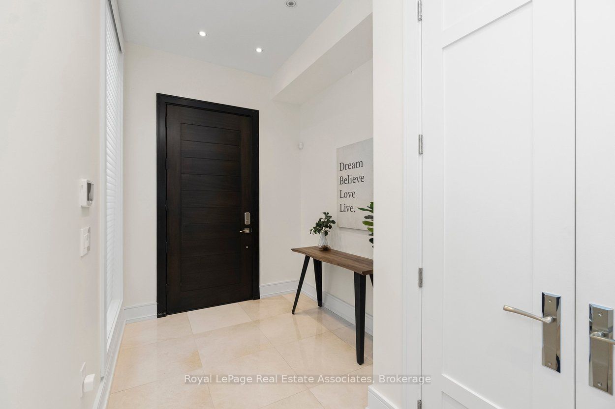 63 Troy Street, Mississauga, ON L5G 1S6 photo 2