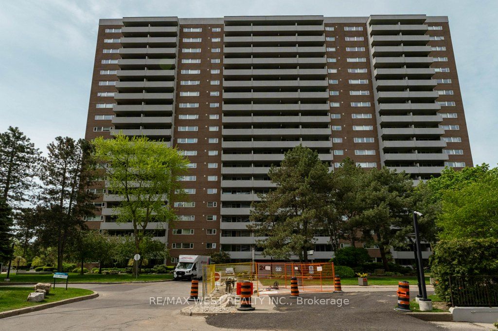 240 Scarlett Road 807, Toronto, ON M6N 4X4