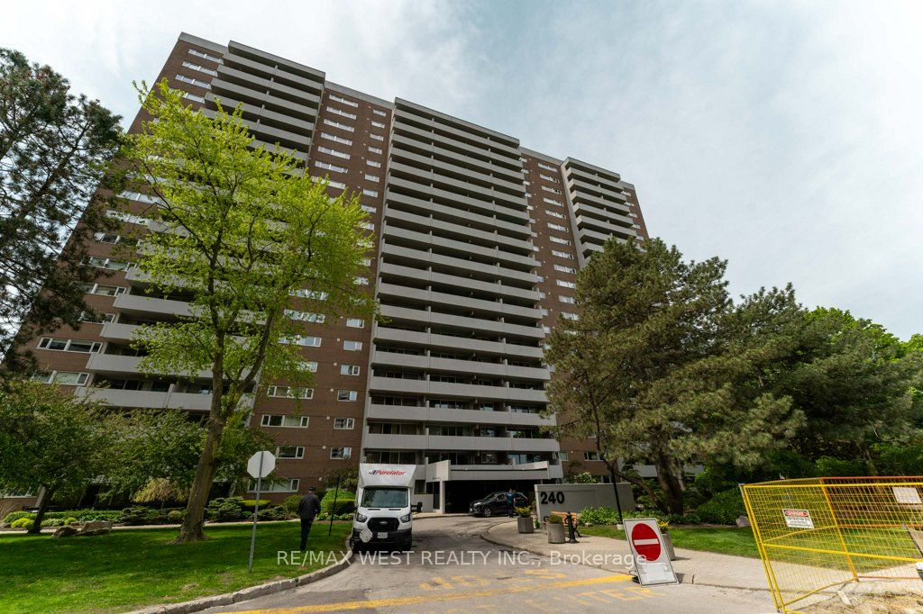 240 Scarlett Road 807, Toronto, ON M6N 4X4 photo 2