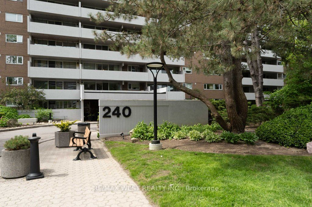 240 Scarlett Road 807, Toronto, ON M6N 4X4 photo 3