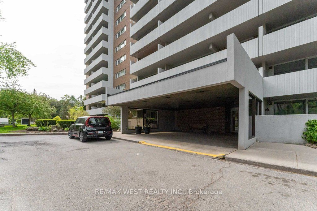 240 Scarlett Road 807, Toronto, ON M6N 4X4 photo 4