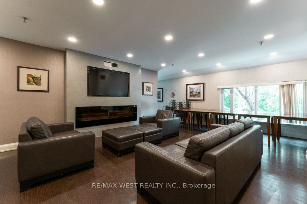 240 Scarlett Road 807, Toronto, ON M6N 4X4 photo 5