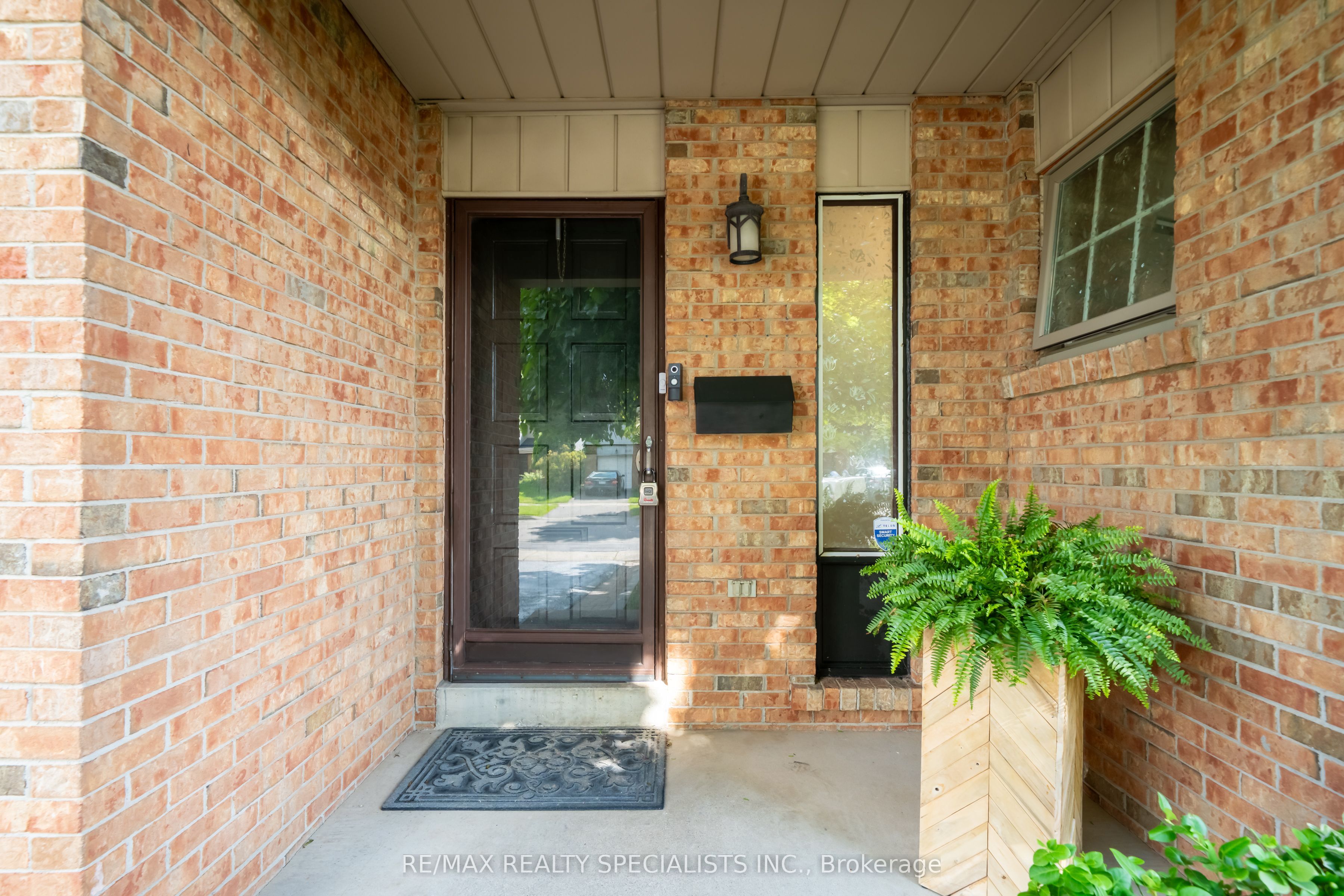 2431 Basswood Crescent, Mississauga, ON L5L 1Y2 photo 2
