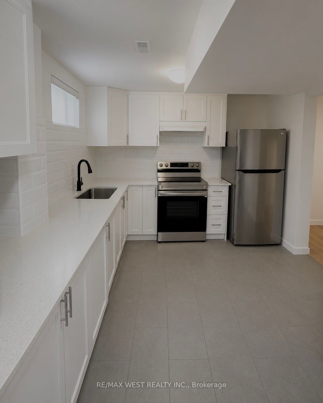 41 Westroyal Road Lower, Toronto, ON M9P 2C4 photo 4