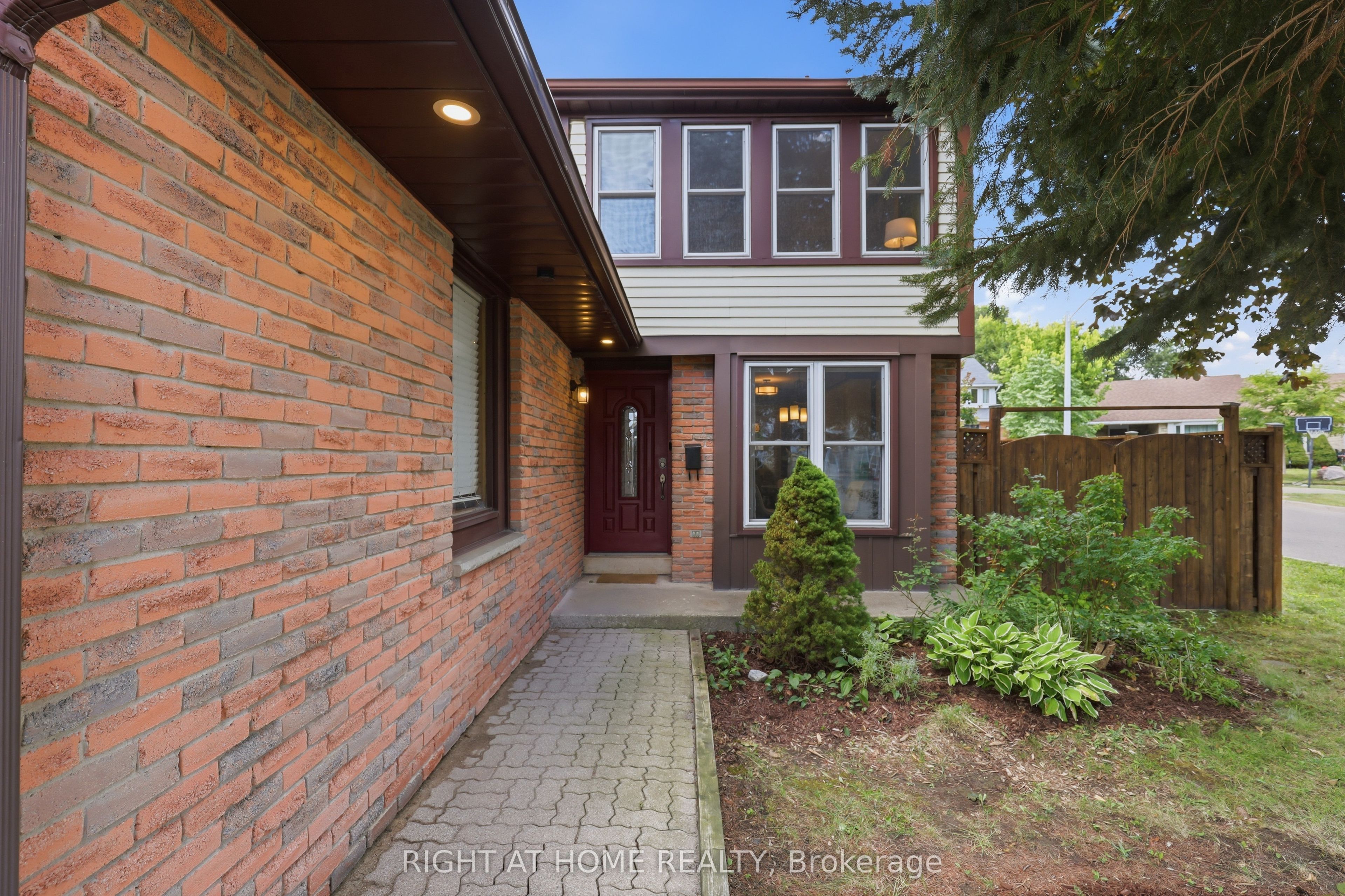 16 Kindle Court, Brampton, ON L6Z 1B2 photo 3