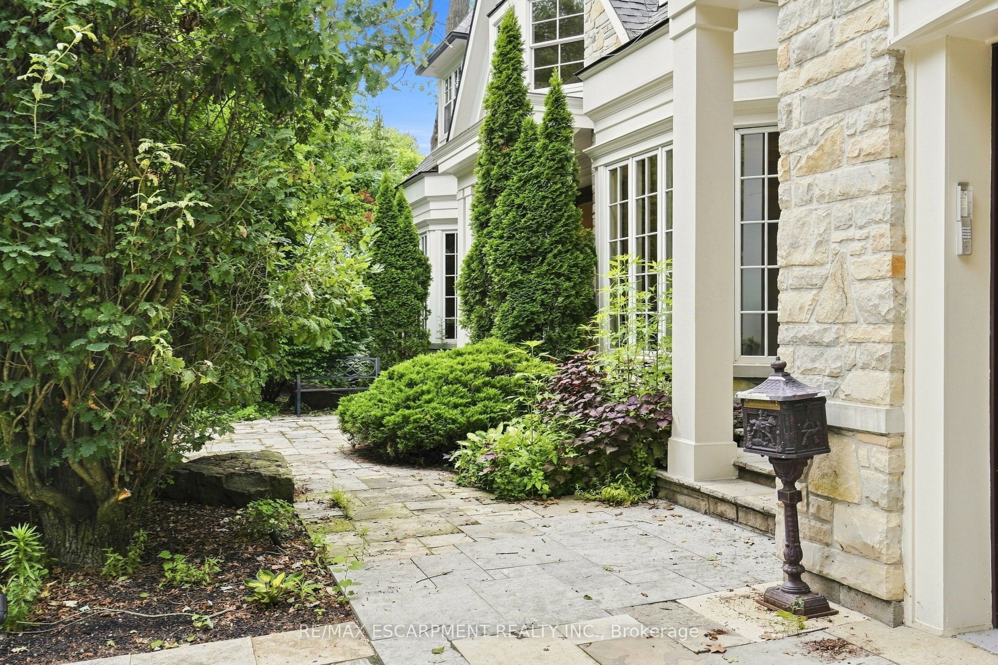 2025 & 2035 Heartwood Court, Mississauga, ON L5C 4P7 photo 2