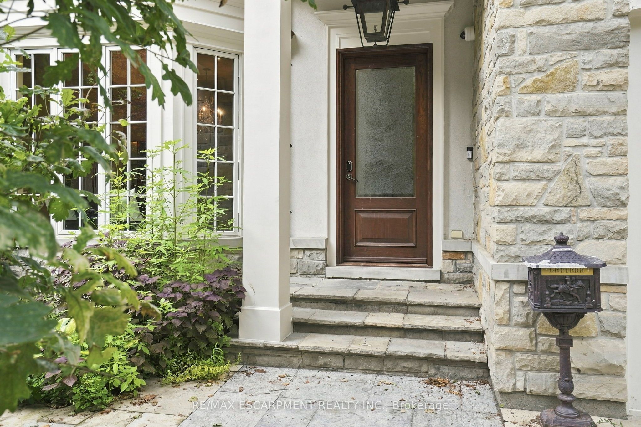 2025 & 2035 Heartwood Court, Mississauga, ON L5C 4P7 photo 4