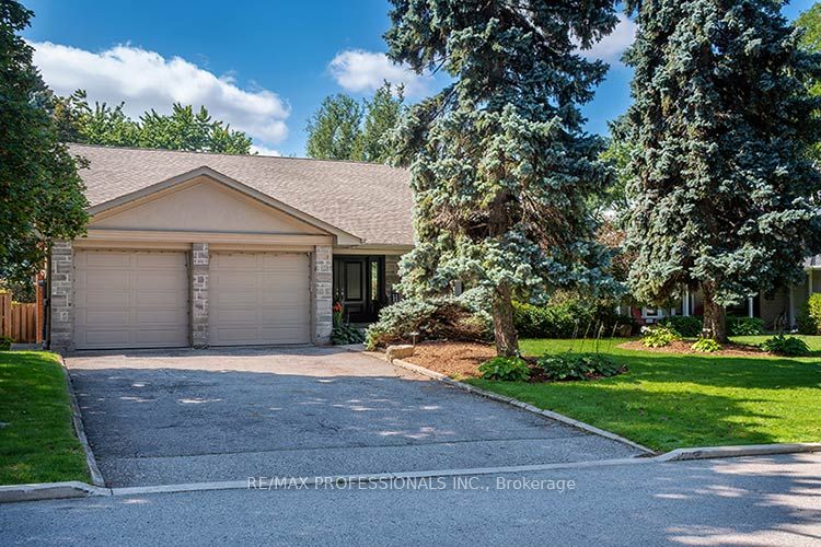 7 Treeline Court, Toronto, ON M9C 1K7