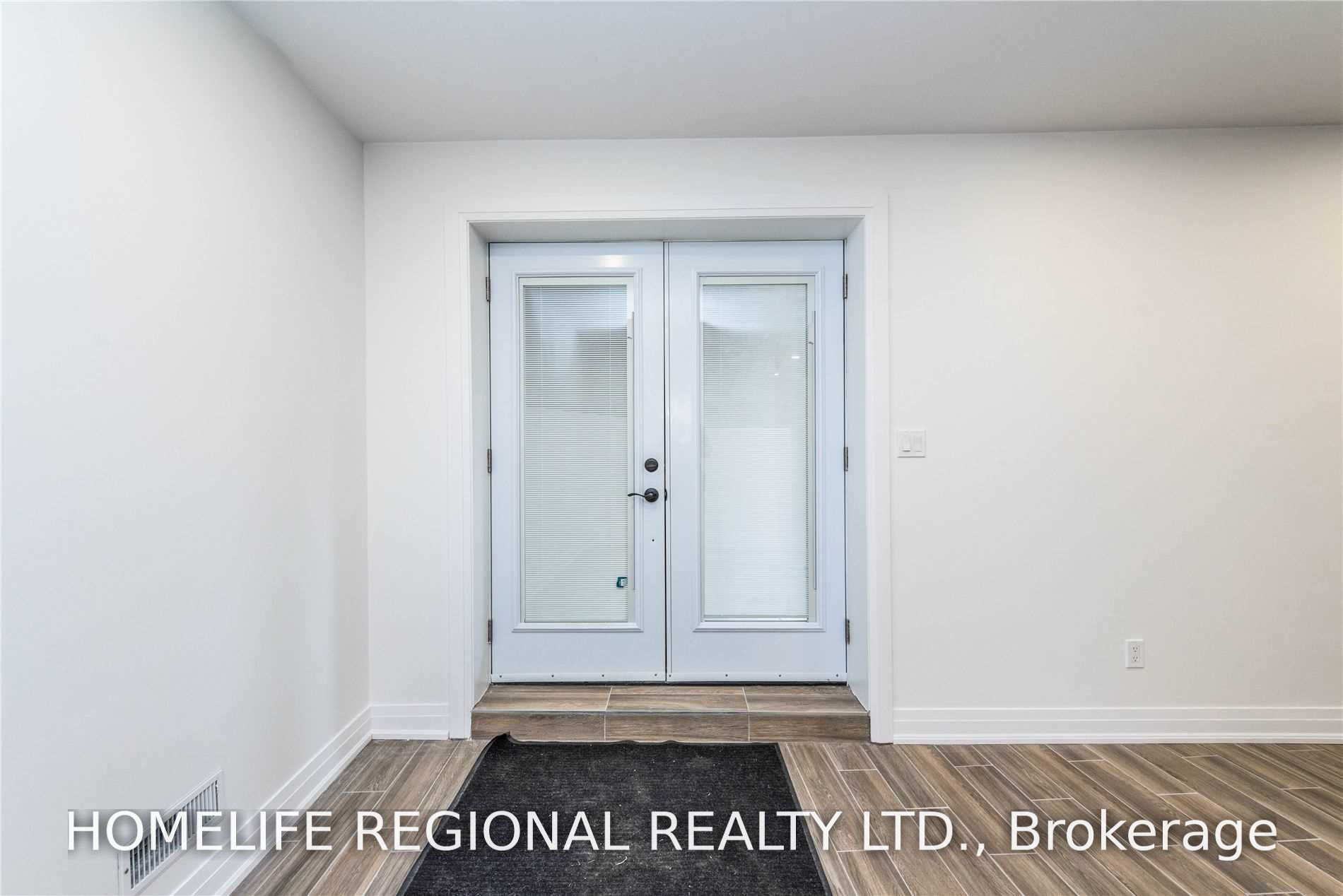 946 Ninth Street Lower, Mississauga, ON L5E 1S3 photo 2