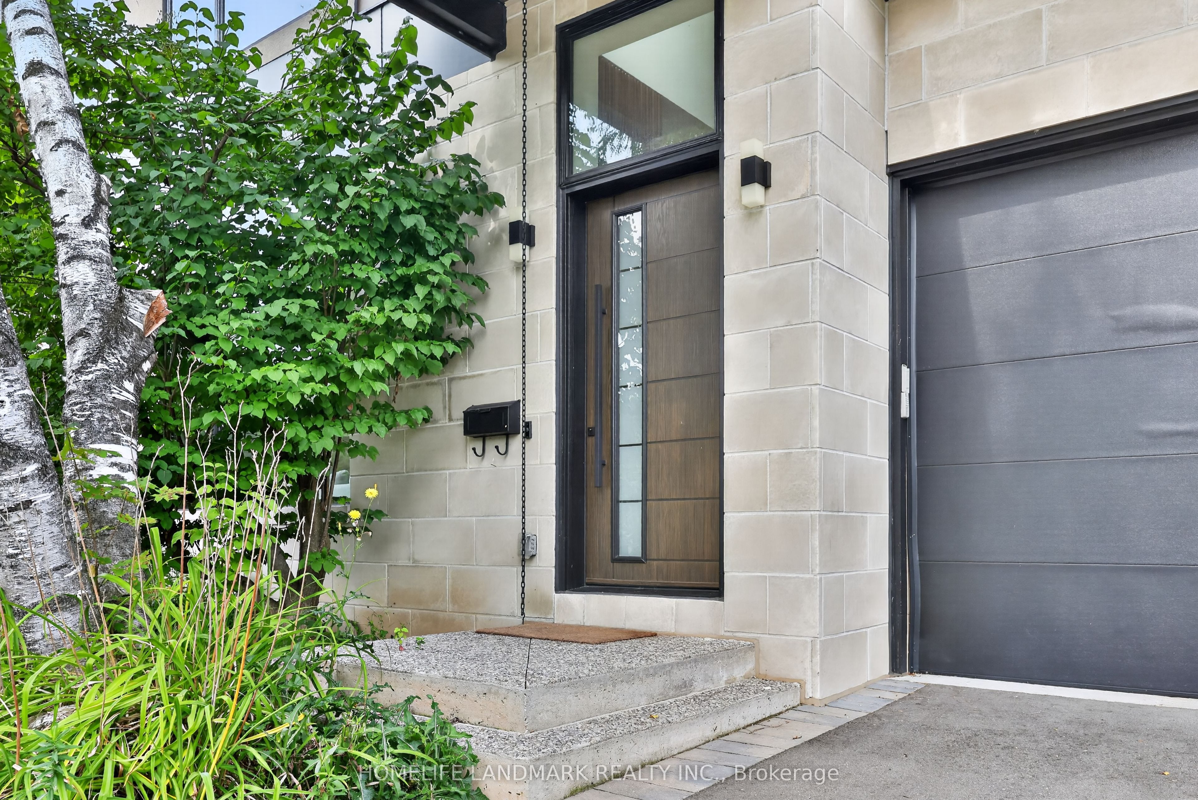 6423 Dunray Crescent, Mississauga, ON L5N 1E7 photo 2