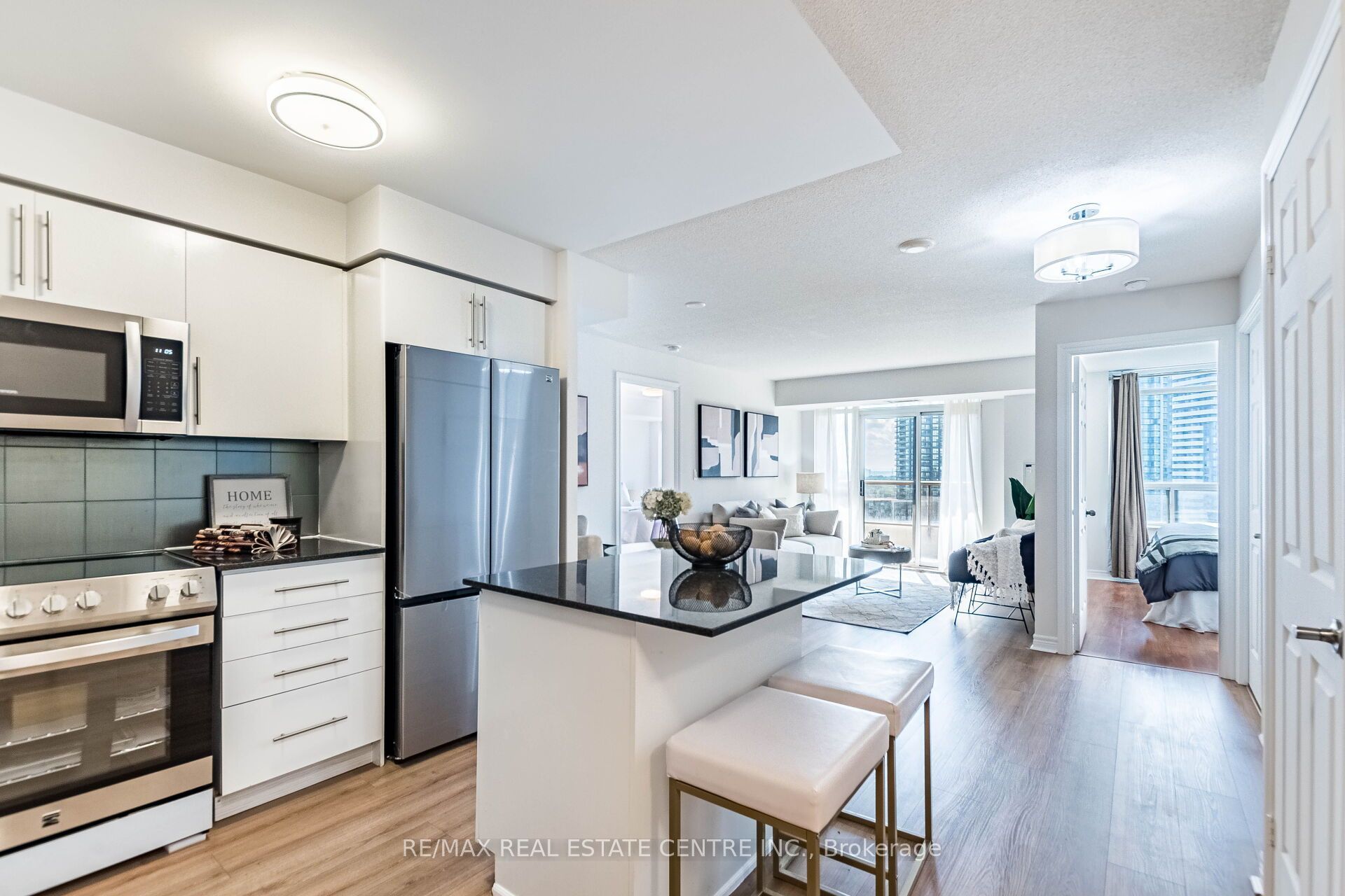 310 Burnhamthorpe Road W 1701, Mississauga, ON L5B 4P9 photo 3