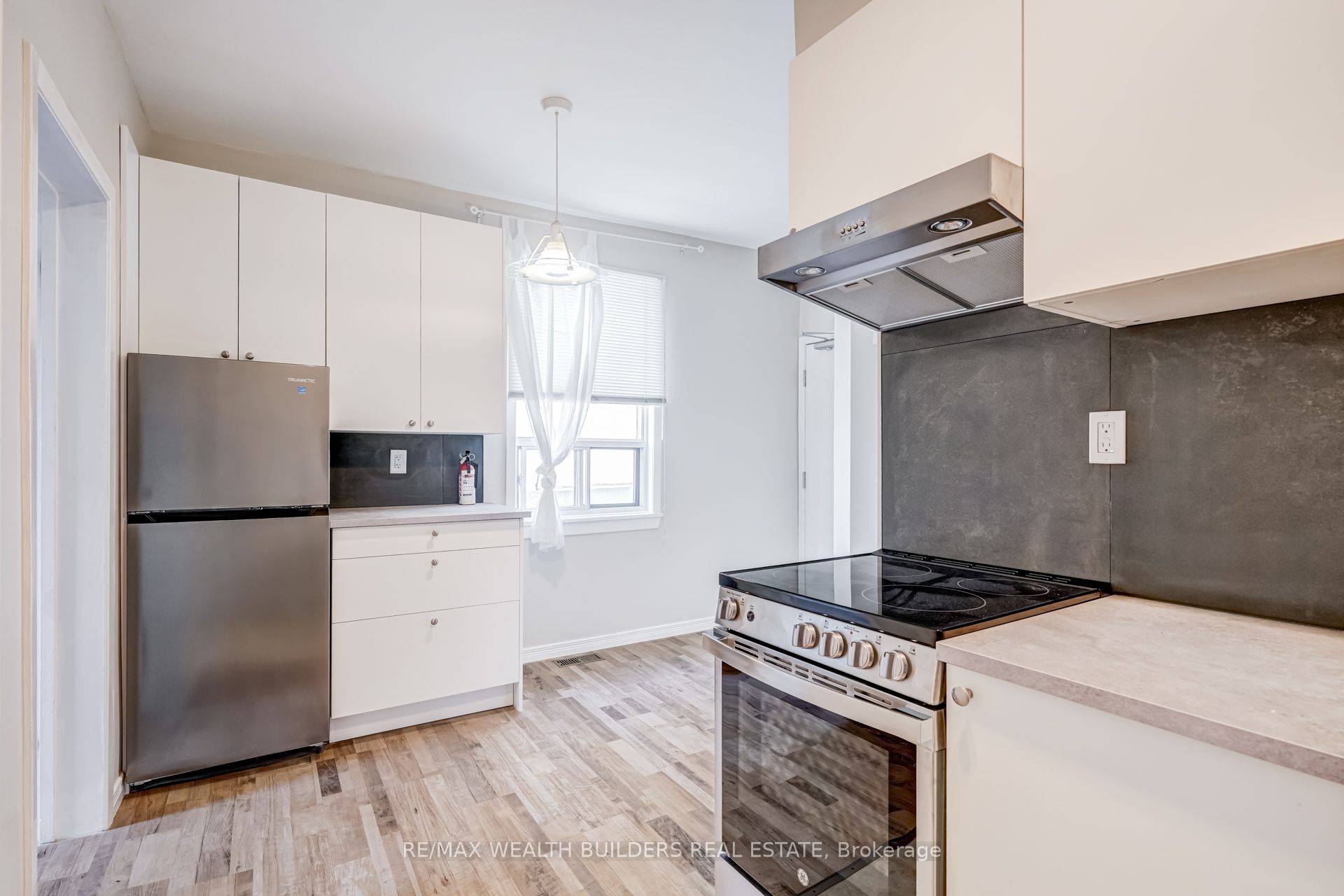 2443 dundas Street W Upper Unit 2, Toronto, ON M6P 1X3