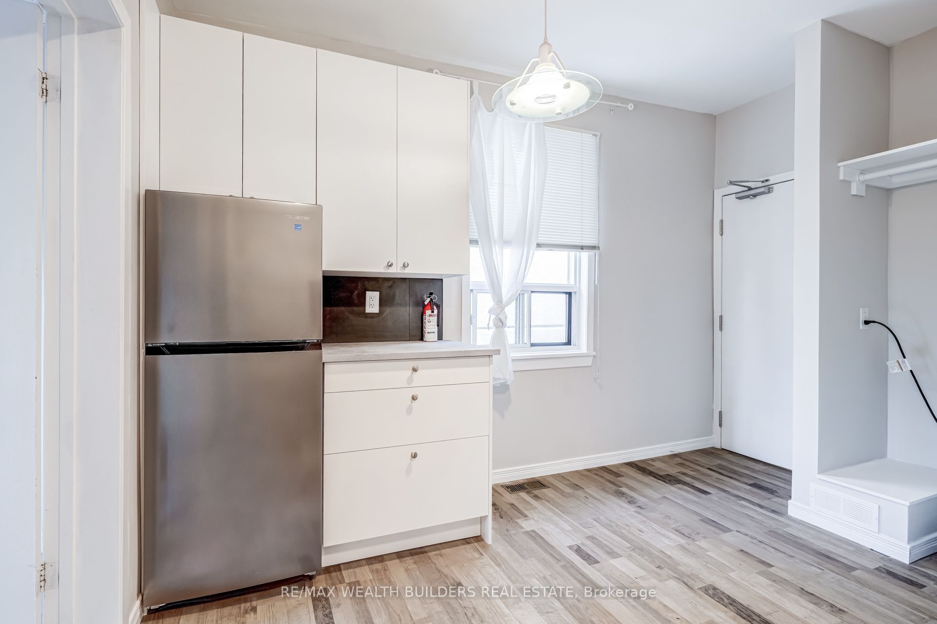 2443 dundas Street W Upper Unit 2, Toronto, ON M6P 1X3 photo 2